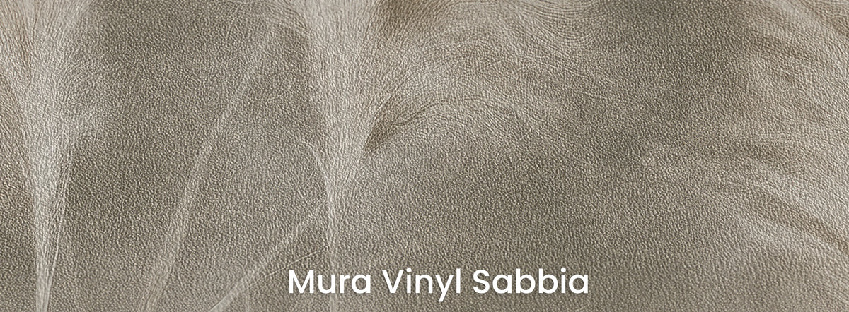 TAUPE CADENCE auf dem Trägermaterial Mura Vinyl Sabbia – körnige Struktur