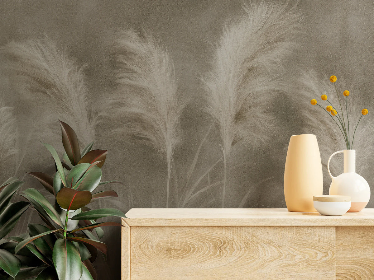 TAUPE CADENCE aus der Nähe – flauschige Wedel auf Taupe über einer hellen Holzkommode mit Vasen