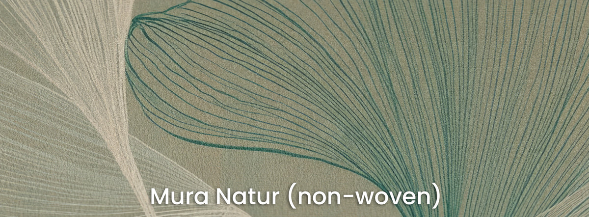 TEAL LINEN auf Mura Natur – mattes Vlies unter cremefarbenen und dunklen Blättern