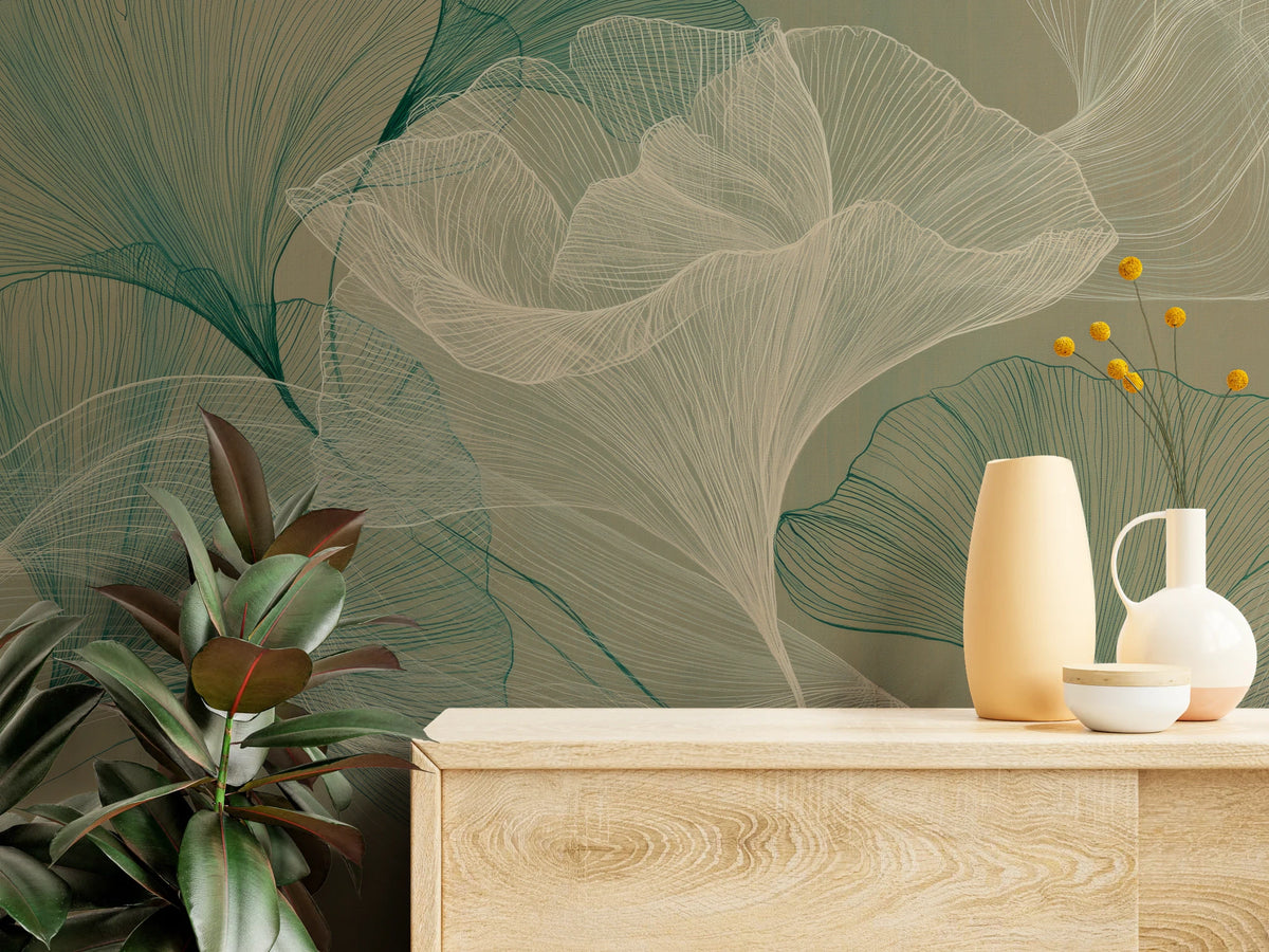 TEAL LINEN aus der Nähe – dunkle und cremefarbene Blattlinien hinter einer hellen Kommode mit Vasen und Ficus