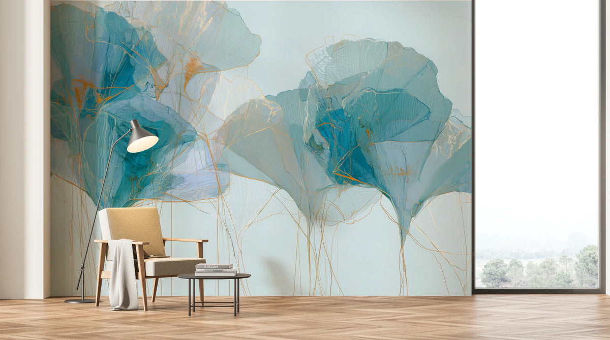 TEAL PARASOLS sur tout le mur d'un salon clair à baie vitrée – un fauteuil et un lampadaire devant le groupe de feuilles de gauche