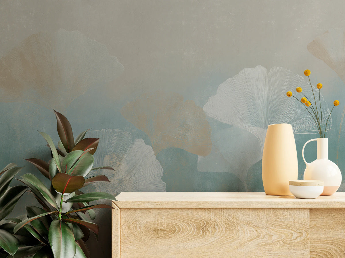TIDEPOOL de près – feuille beige et feuille blanche aux nervures dessinées, derrière une commode claire avec des vases