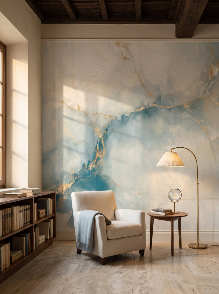 TRAVERTINE ATLAS w aranżacji biblioteki w rzymskim apartamencie, za kremowym lnianym fotelem i stolikiem z książkami
