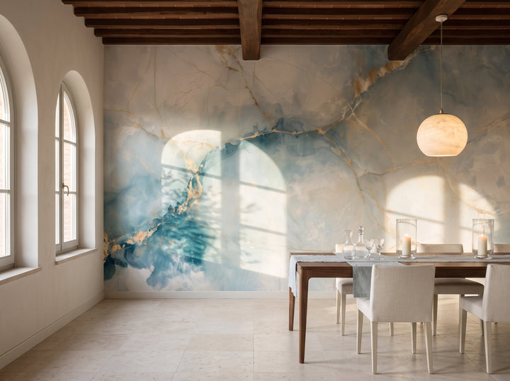 TRAVERTINE ATLAS w aranżacji jadalni w toskańskiej willi, za długim orzechowym stołem i jasnymi krzesłami