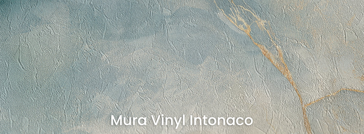 TRAVERTINE ATLAS sur le support Mura Vinyl Intonaco – veinules dorées sur une texture d’enduit taloché