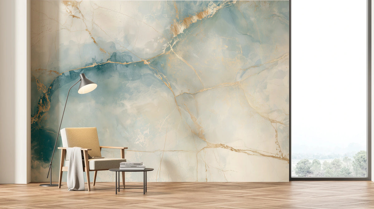 TRAVERTINE ATLAS sur tout le mur d’un salon avec fauteuil, lampadaire et grande fenêtre – échelle de l’arc turquoise près des meubles