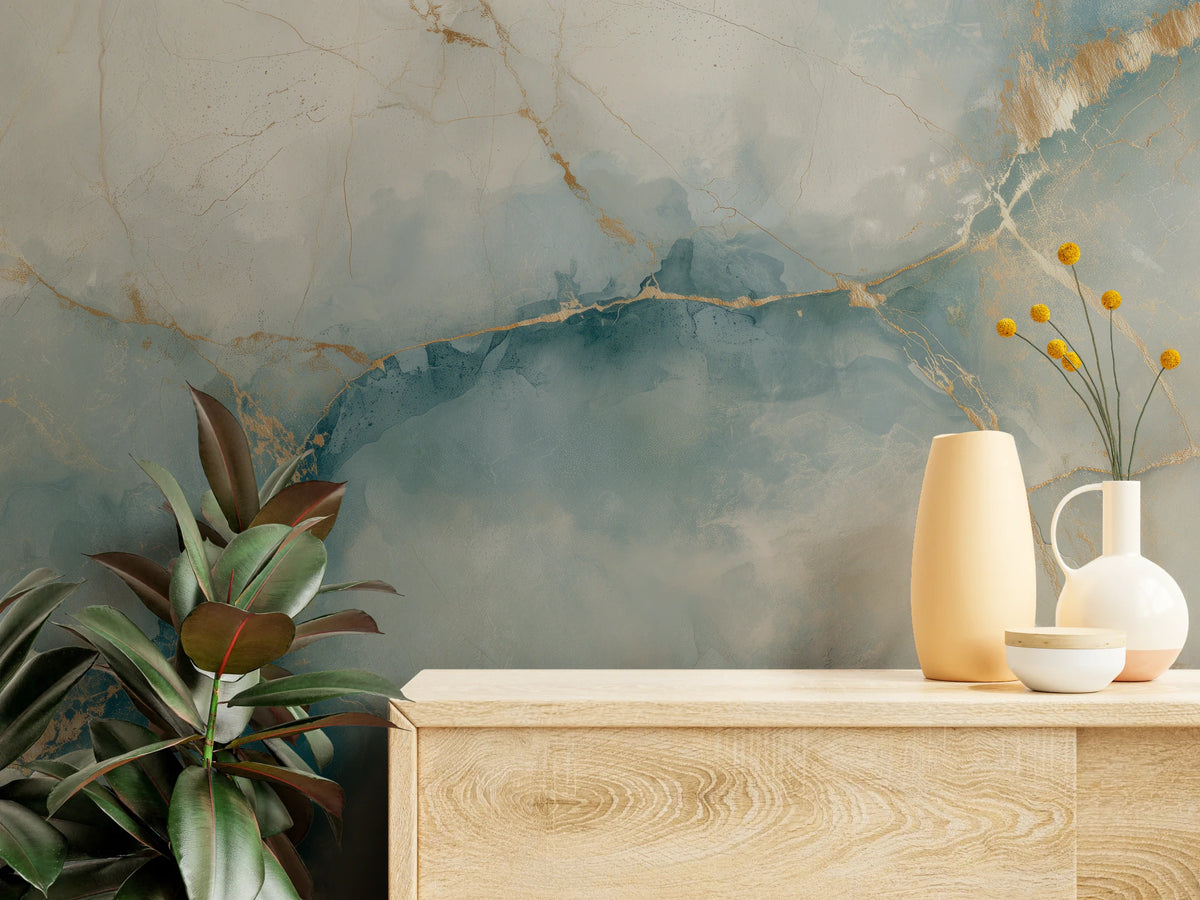TRAVERTINE ATLAS en gros plan, au-dessus d’une commode en chêne clair avec des vases : arc turquoise bordé d’or et traînée dorée en haut