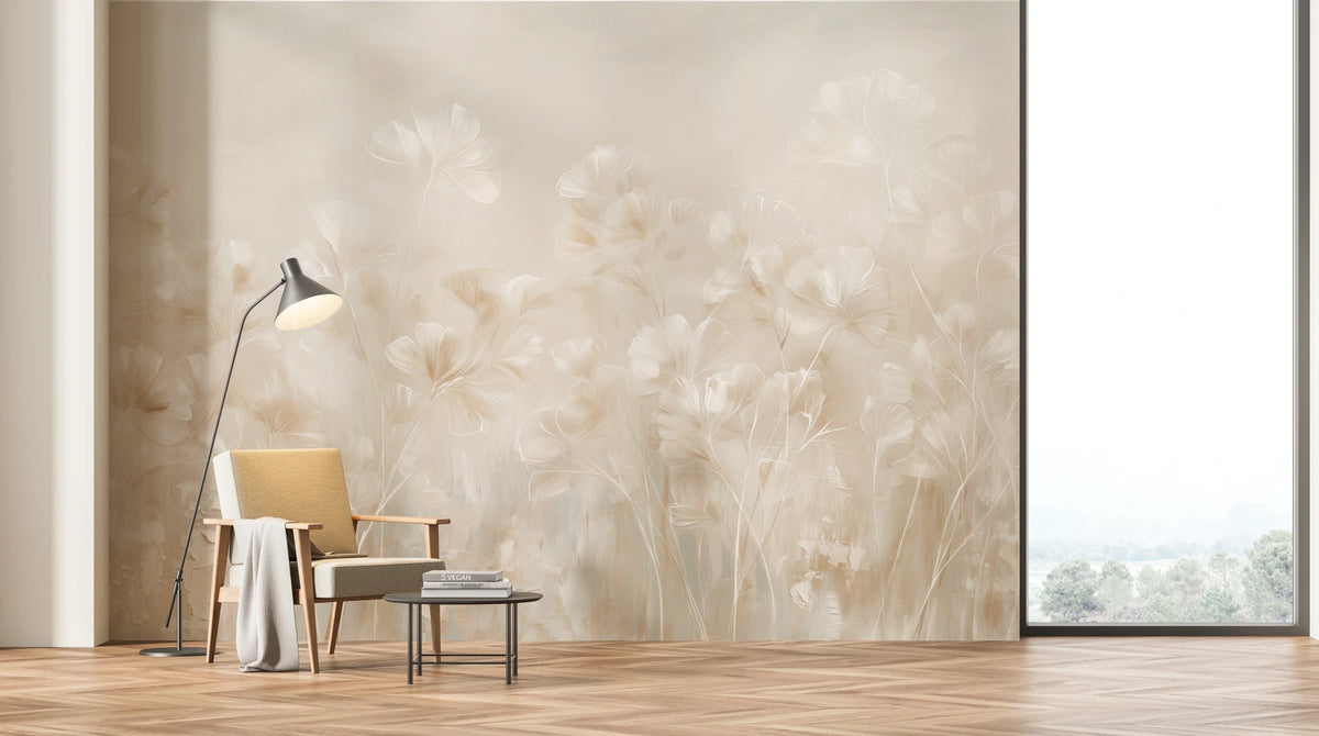 UPDRAFT an der ganzen Wand eines minimalistischen Wohnzimmers – Stiele mit Blättern ragen hoch über Sessel und Lampe