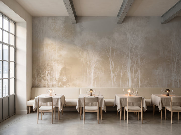 WEATHERED COPSE mis en scène dans un restaurant d'une ancienne filature au bord du lac de Côme, devant le mur une longue banquette basse et des tables