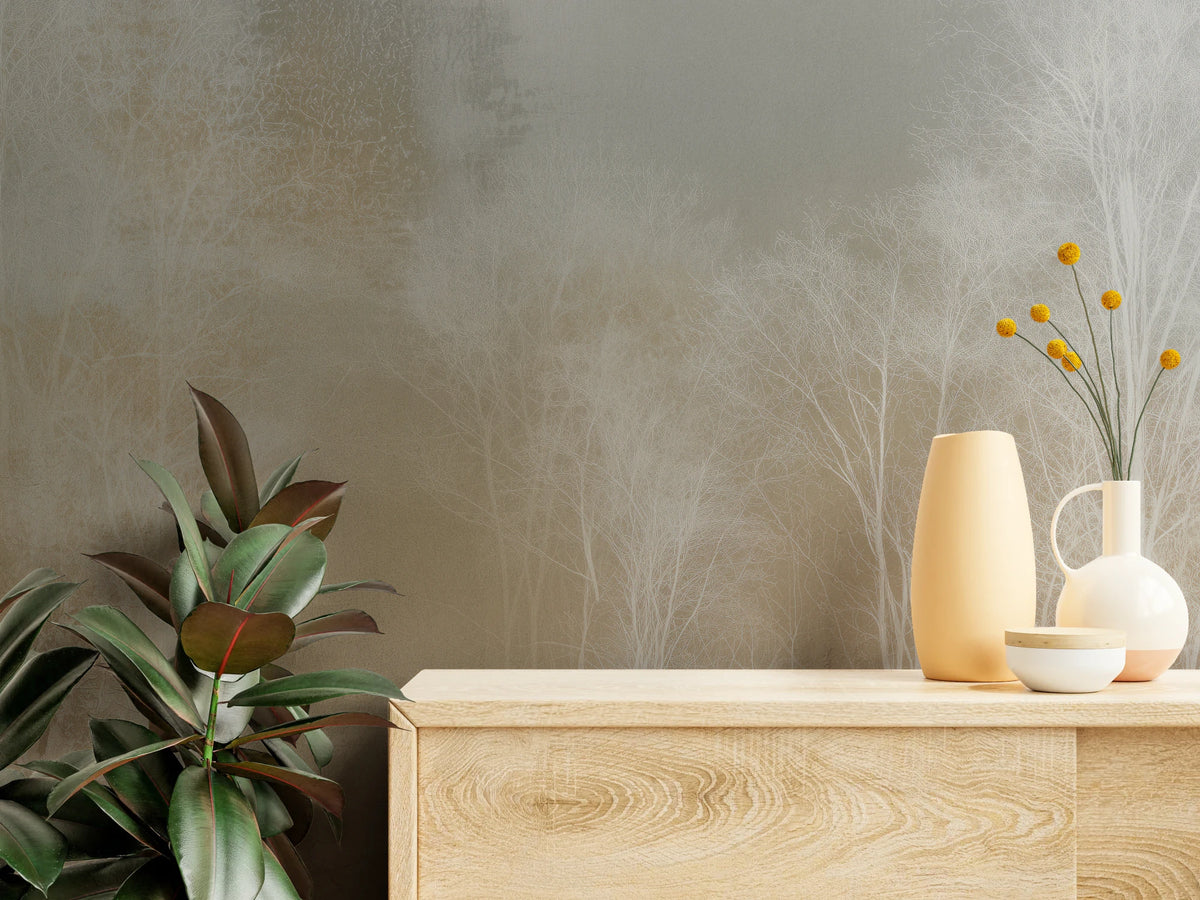 WEATHERED COPSE de près au-dessus d'une commode en bois avec vases : fines branches blanches et brume grise en haut