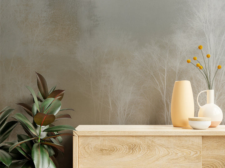 WEATHERED COPSE de près au-dessus d'une commode en bois avec vases : fines branches blanches et brume grise en haut