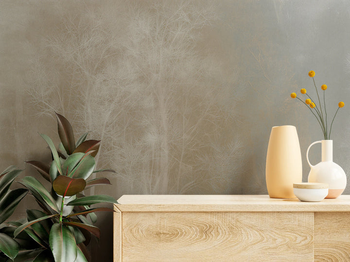 WHITE THAW de près au-dessus d'une commode en bois avec des vases – on distingue les fines branches en dentelle des arbres