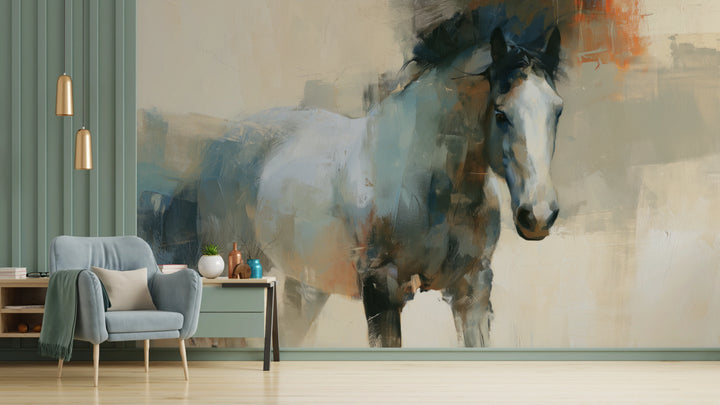 WILD FORELOCK, pared de salón: caballo tordo con lista blanca que mira de frente, con un acento naranja arriba; a la izquierda, panel verde y sillón