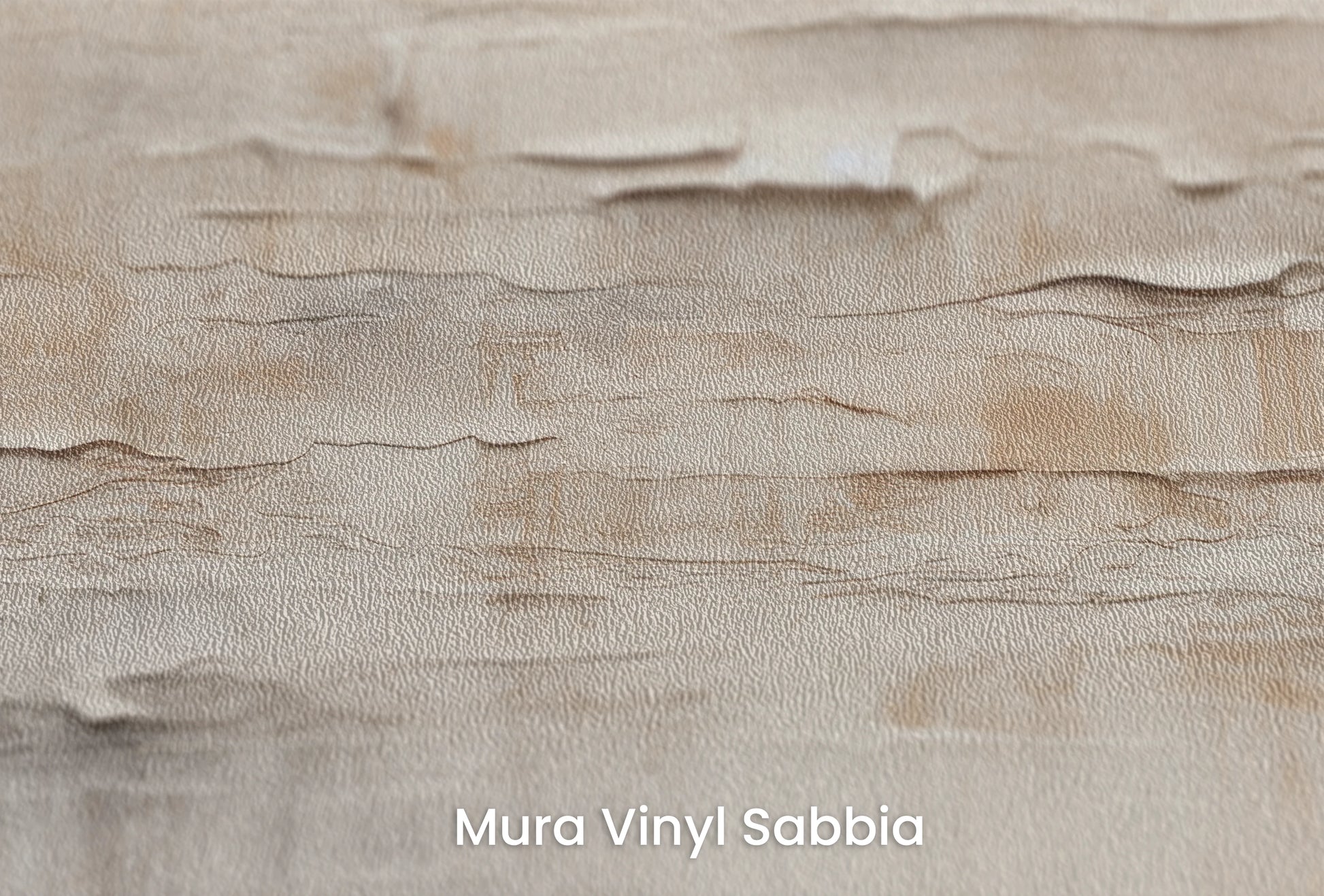 Zbliżenie na artystyczną fototapetę o nazwie Whispering Layers na podłożu Mura Vinyl Sabbia struktura grubego ziarna piasku.
