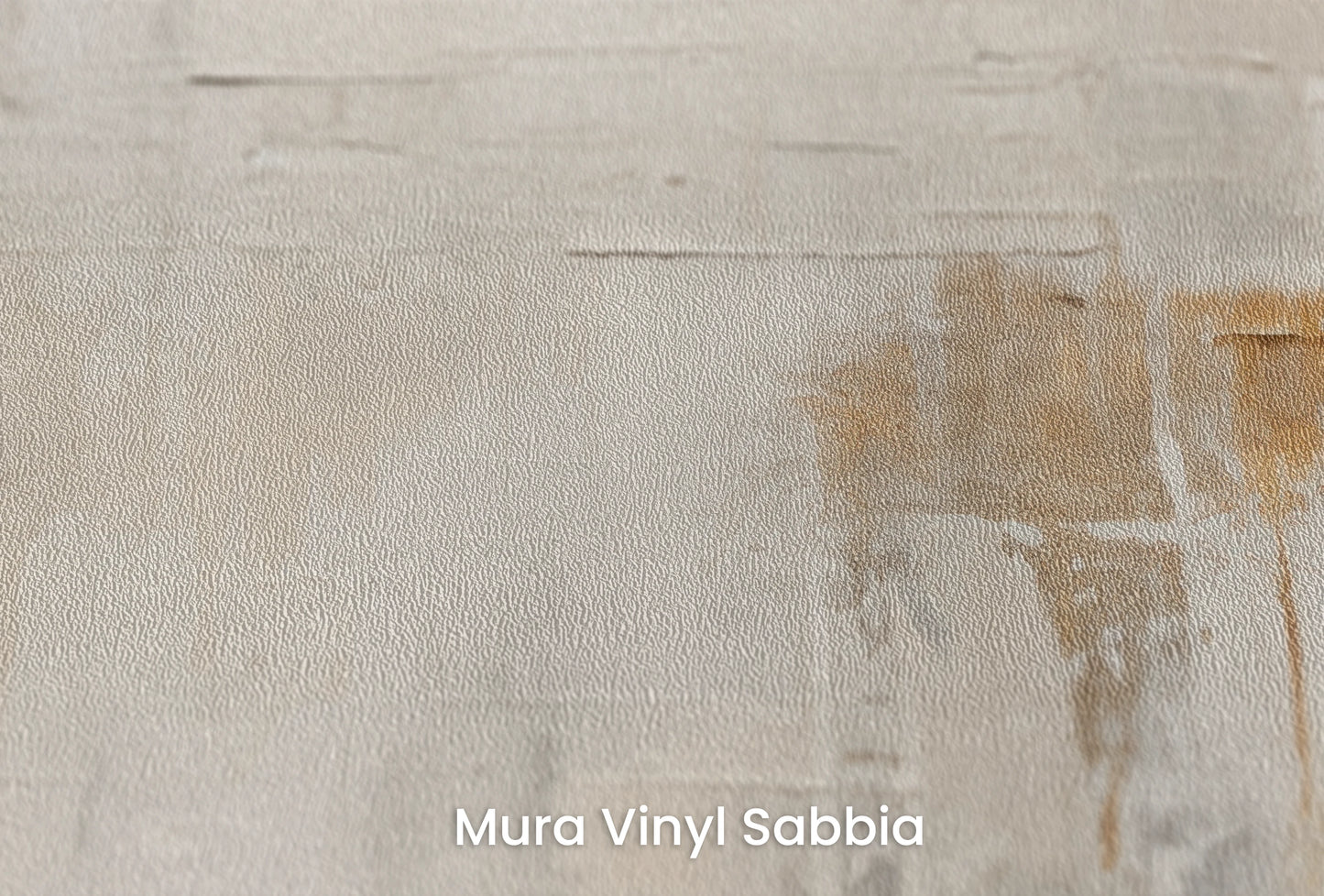 Zbliżenie na artystyczną fototapetę o nazwie Reflective Echo na podłożu Mura Vinyl Sabbia struktura grubego ziarna piasku.
