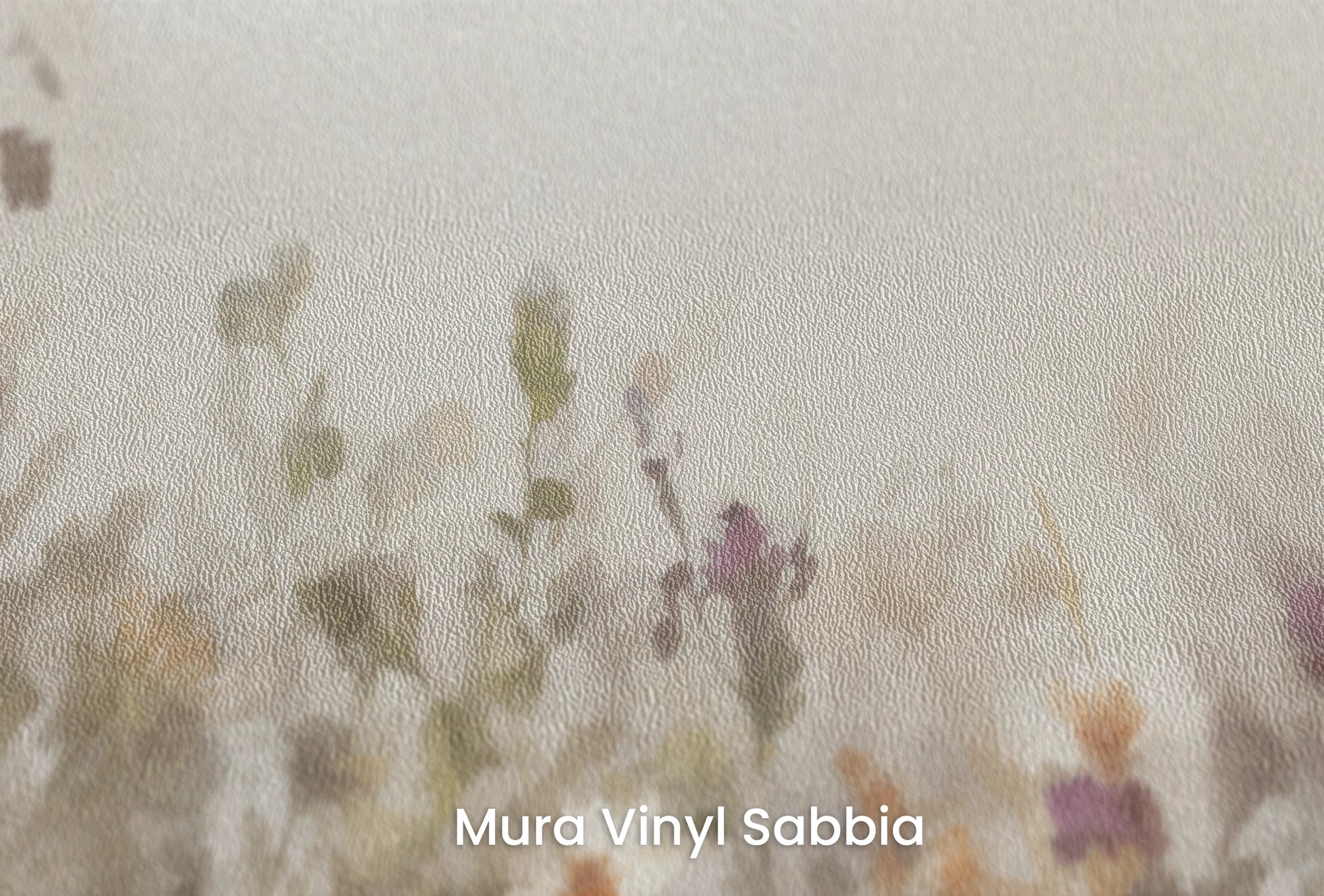 Zbliżenie na artystyczną fototapetę o nazwie HarmonyBouquet na podłożu Mura Vinyl Sabbia struktura grubego ziarna piasku.