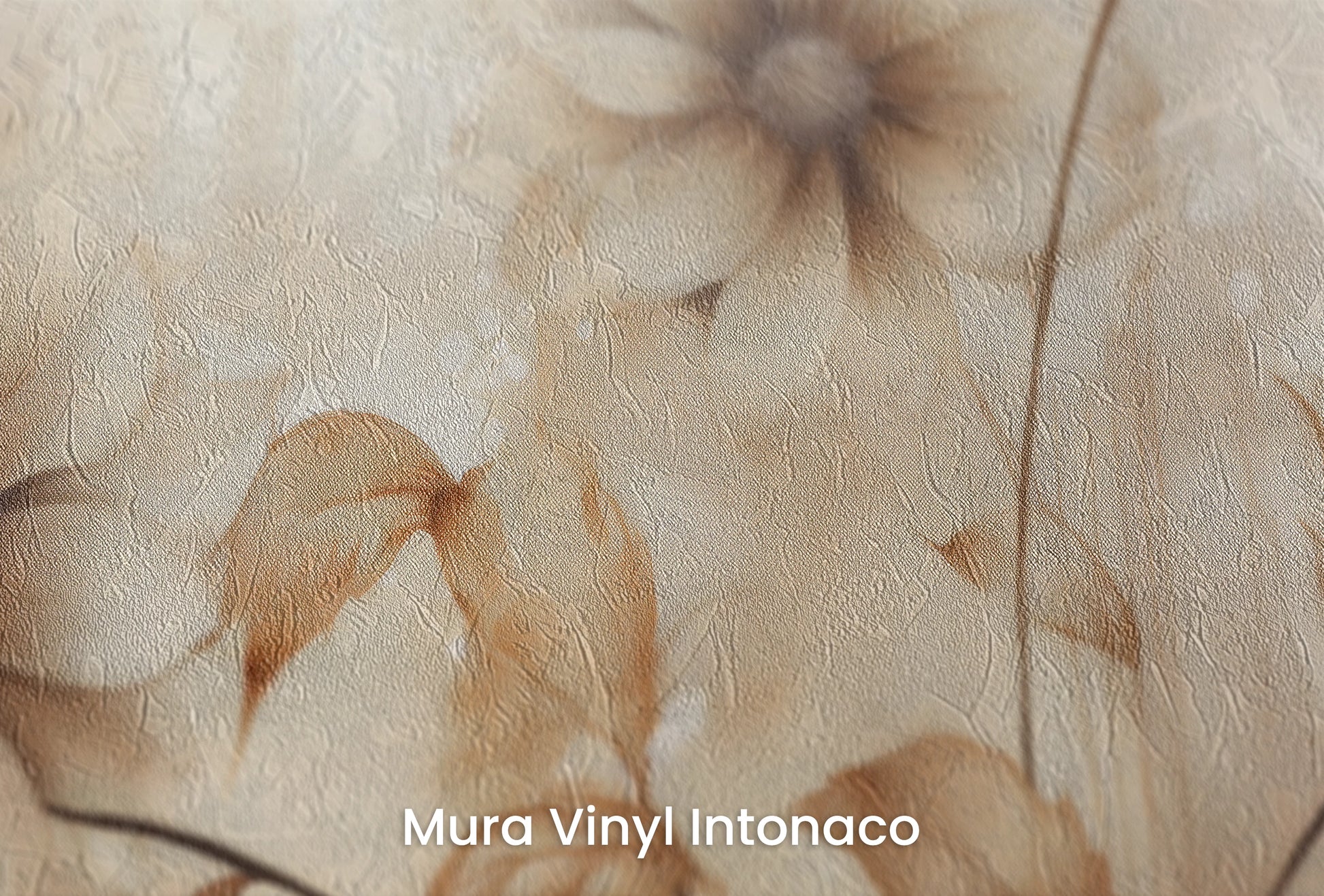 Zbliżenie na artystyczną fototapetę o nazwie Sepia Florals na podłożu Mura Vinyl Intonaco - struktura tartego tynku.