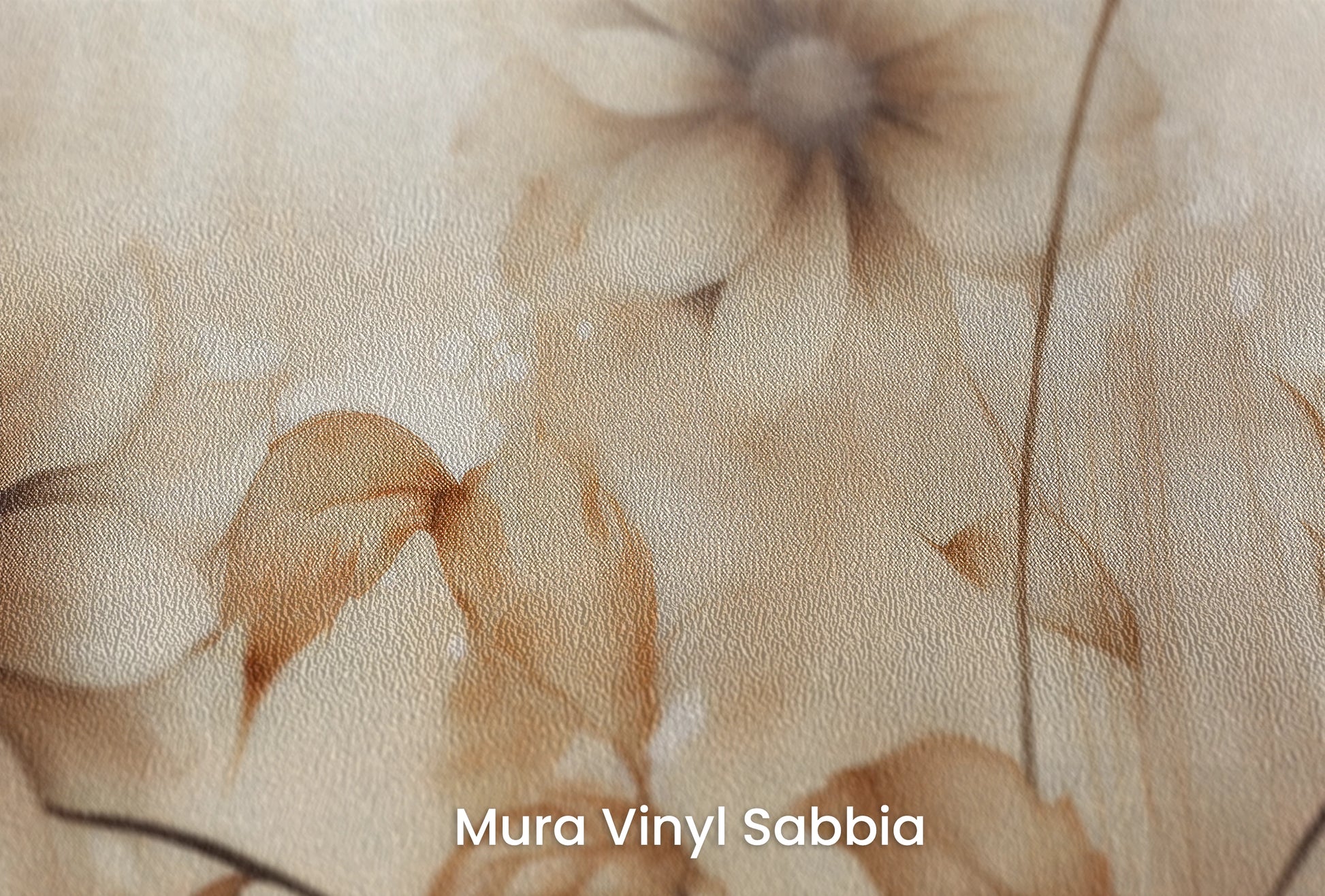 Zbliżenie na artystyczną fototapetę o nazwie Sepia Florals na podłożu Mura Vinyl Sabbia struktura grubego ziarna piasku.
