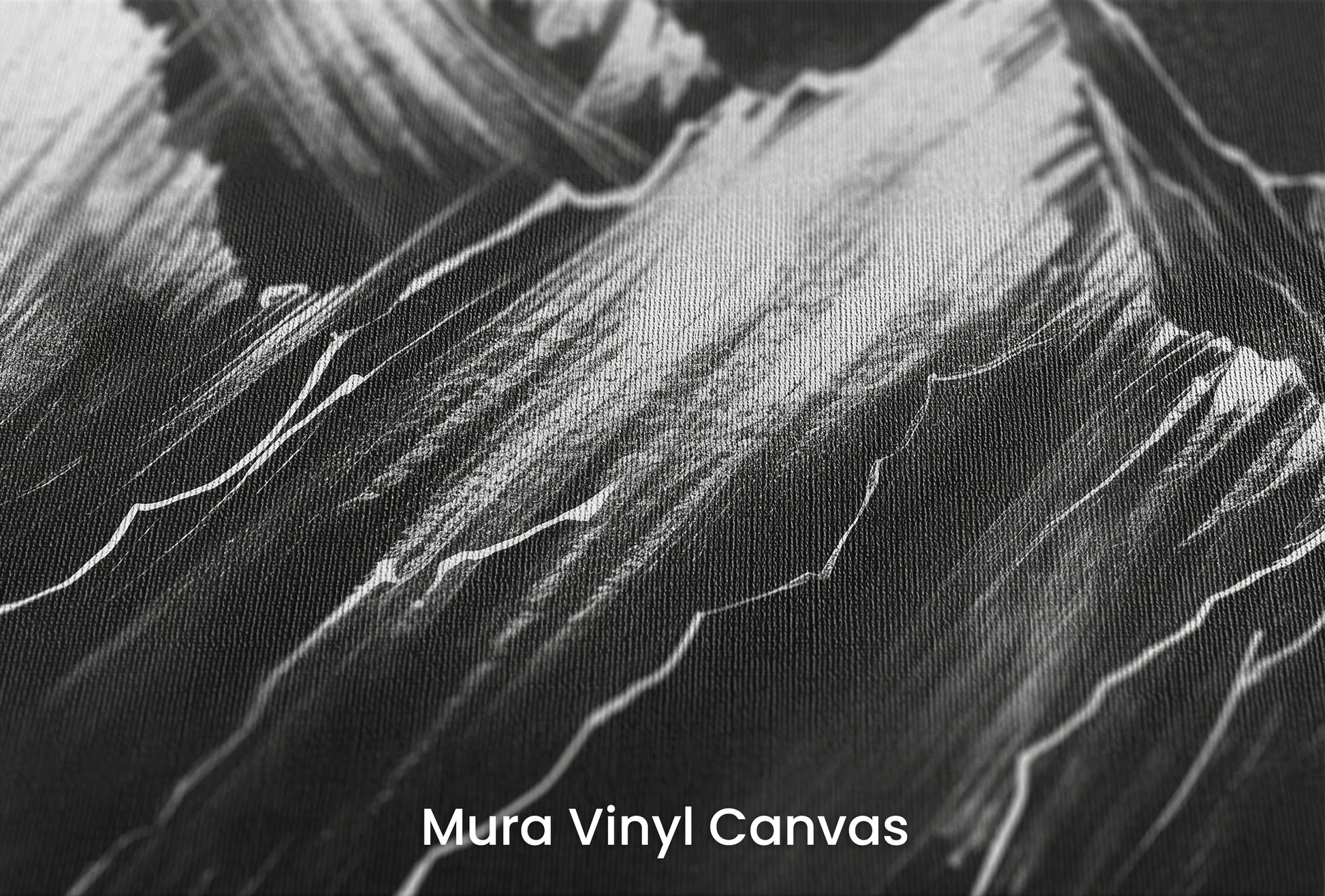 Zbliżenie na artystyczną fototapetę o nazwie Noir Peaks na podłożu Mura Vinyl Canvas - faktura naturalnego płótna.