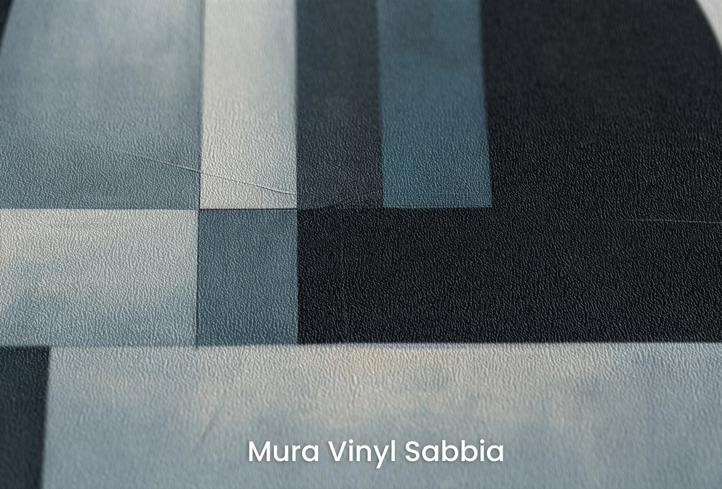 Zbliżenie na artystyczną fototapetę o nazwie Geometric Depths na podłożu Mura Vinyl Sabbia struktura grubego ziarna piasku.
