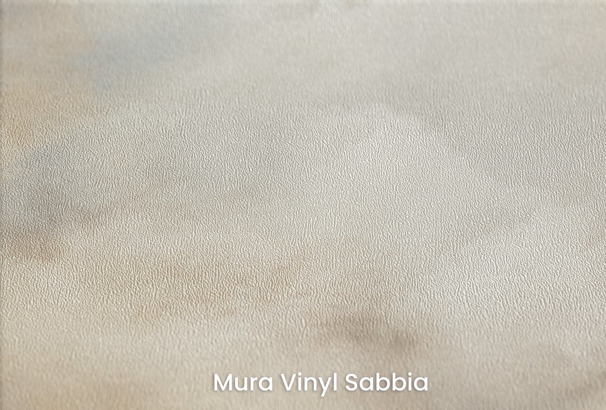 Zbliżenie na artystyczną fototapetę o nazwie CELESTIAL WHISPERS na podłożu Mura Vinyl Sabbia struktura grubego ziarna piasku.