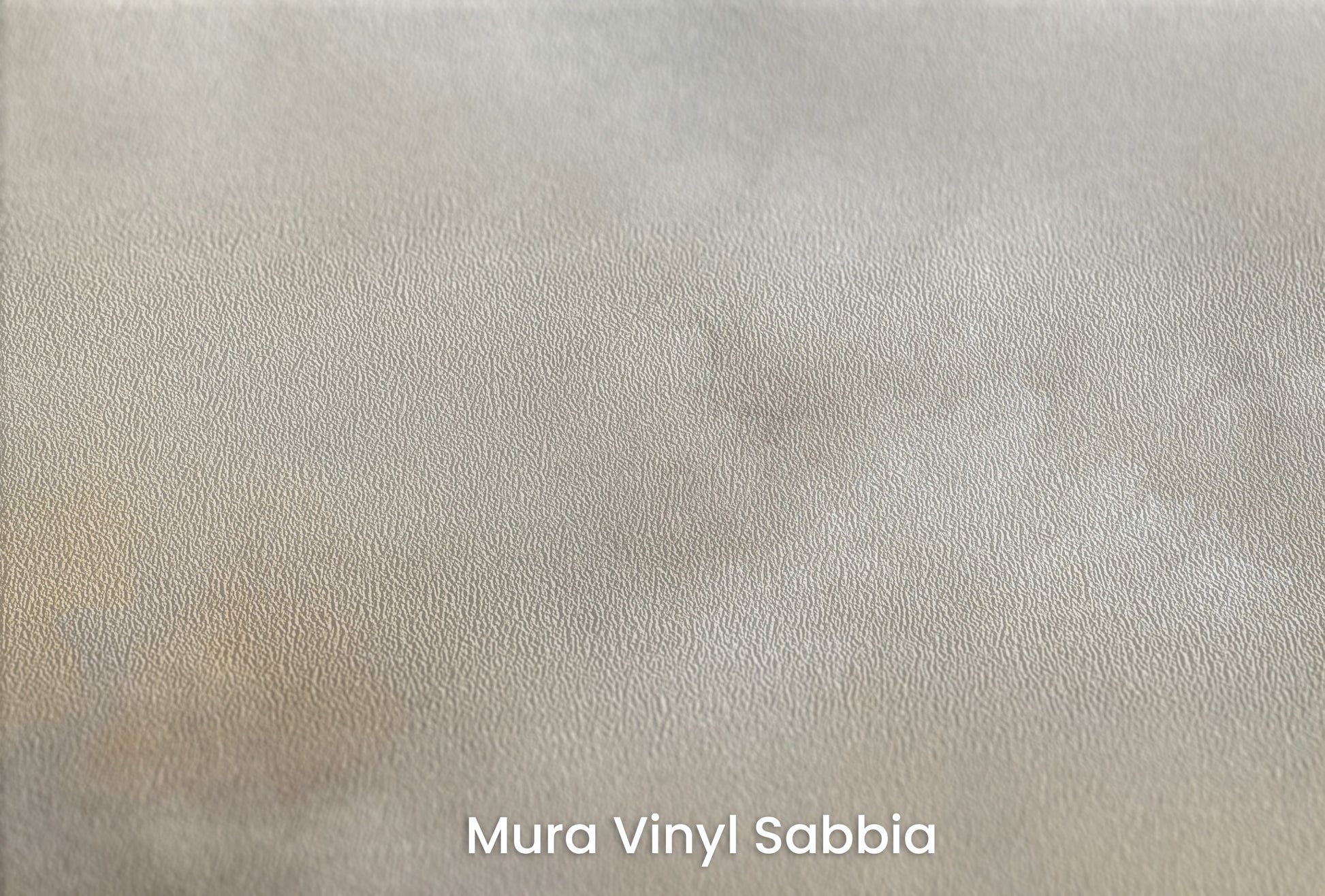 Zbliżenie na artystyczną fototapetę o nazwie GOLDEN STORM EMBRACE na podłożu Mura Vinyl Sabbia struktura grubego ziarna piasku.