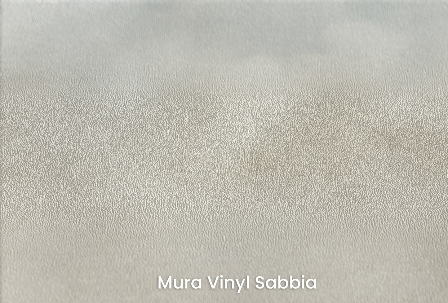 Zbliżenie na artystyczną fototapetę o nazwie ETHEREAL CLOUDSCAPE VEIL na podłożu Mura Vinyl Sabbia struktura grubego ziarna piasku.