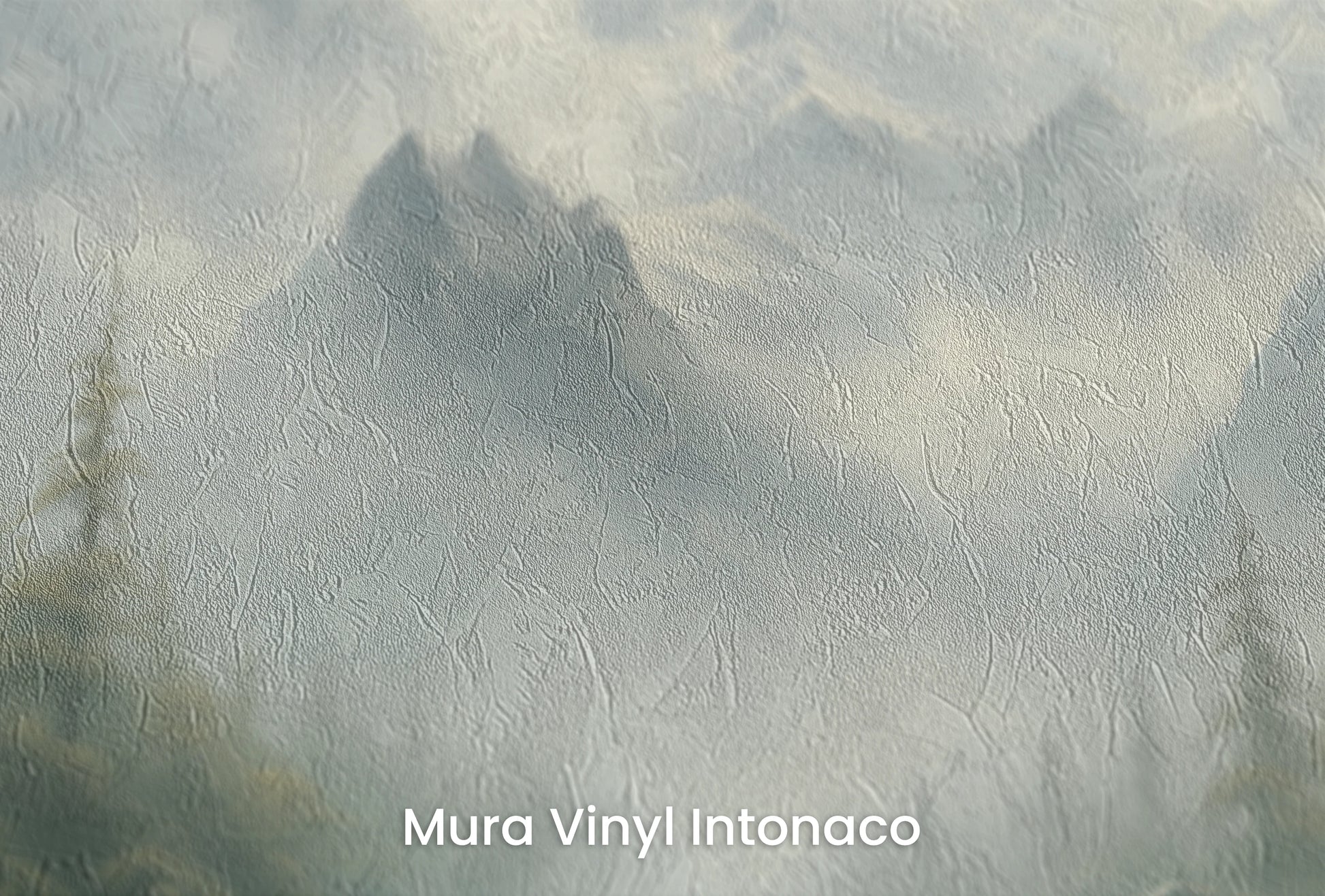 Zbliżenie na artystyczną fototapetę o nazwie Verdant Peaks na podłożu Mura Vinyl Intonaco - struktura tartego tynku.