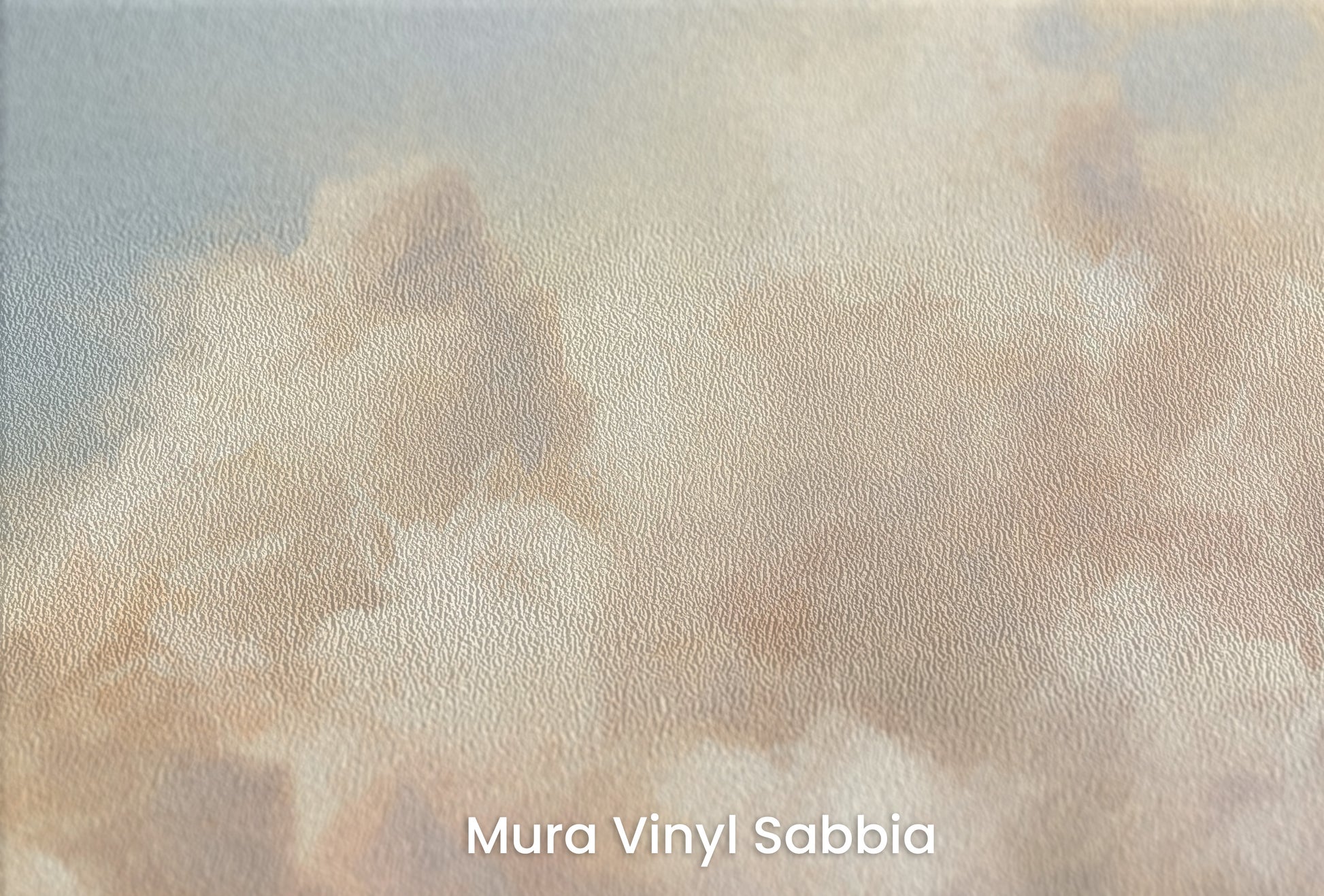 Zbliżenie na artystyczną fototapetę o nazwie TWILIGHT SERENADE GLOW na podłożu Mura Vinyl Sabbia struktura grubego ziarna piasku.