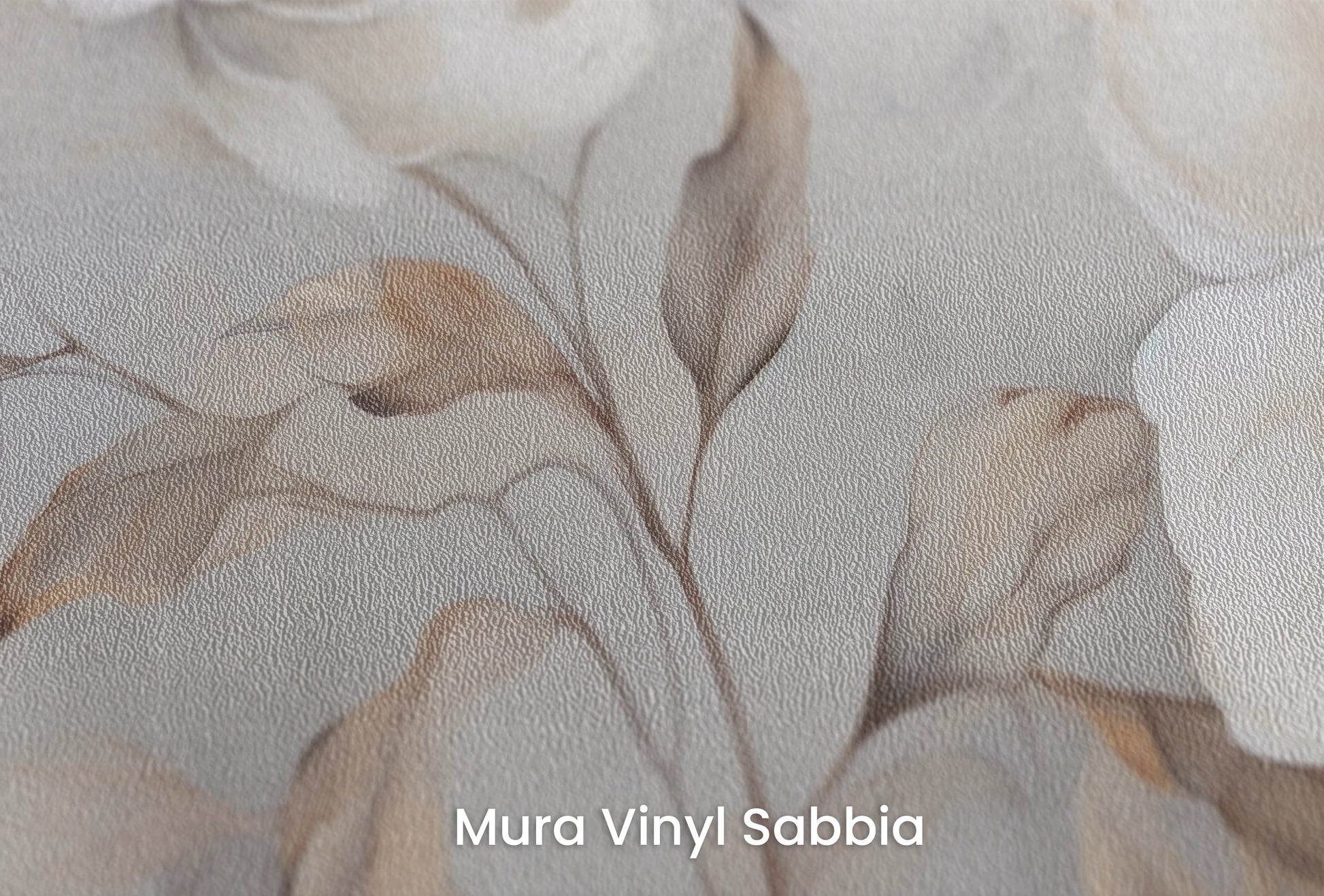 Zbliżenie na artystyczną fototapetę o nazwie Soft Magnolia Elegance na podłożu Mura Vinyl Sabbia struktura grubego ziarna piasku.