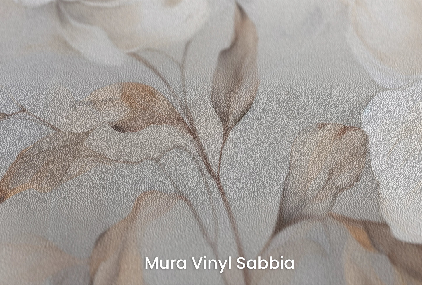 Zbliżenie na artystyczną fototapetę o nazwie Whispering Magnolias na podłożu Mura Vinyl Sabbia struktura grubego ziarna piasku.