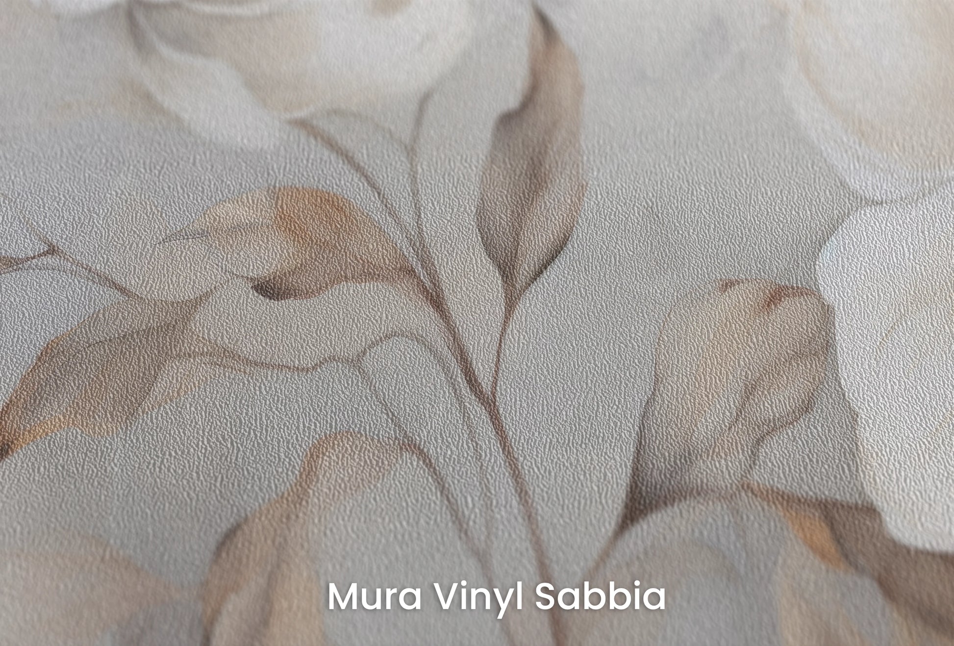 Zbliżenie na artystyczną fototapetę o nazwie Whispering Magnolias na podłożu Mura Vinyl Sabbia struktura grubego ziarna piasku.