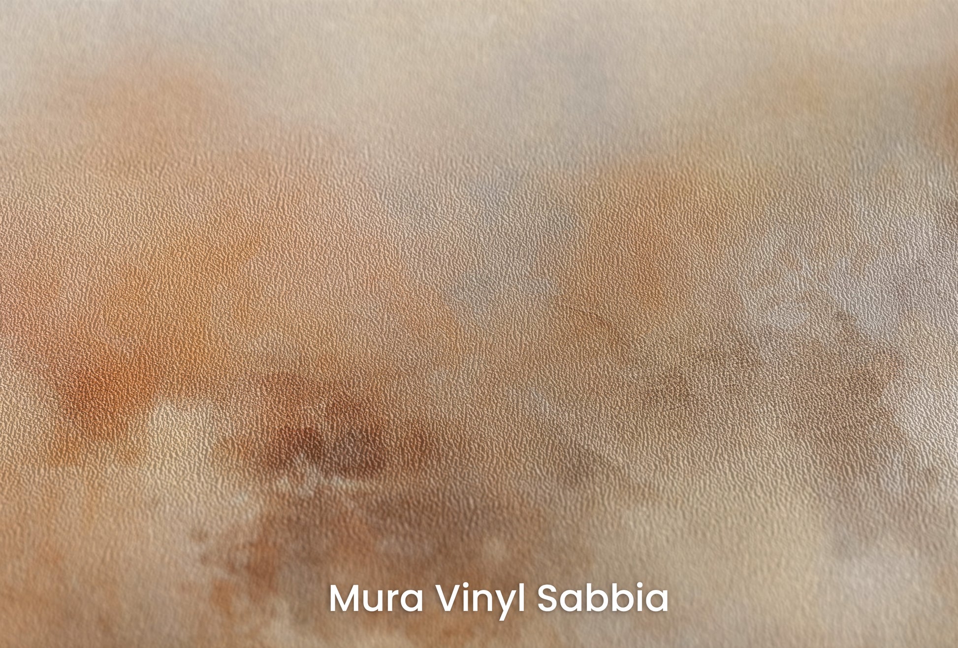 Zbliżenie na artystyczną fototapetę o nazwie AMBER DAWN ABSTRACT na podłożu Mura Vinyl Sabbia struktura grubego ziarna piasku.
