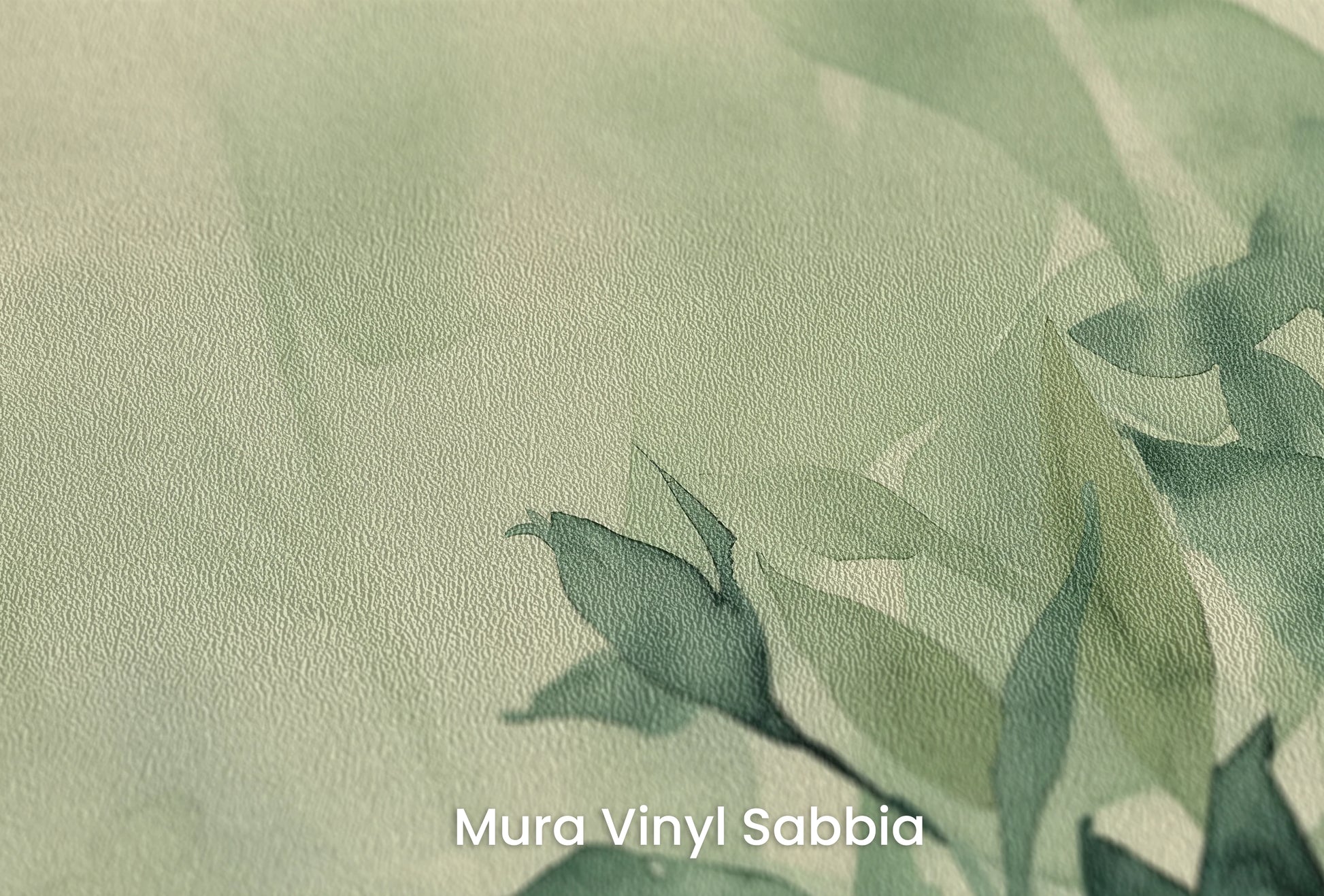 Zbliżenie na artystyczną fototapetę o nazwie Whispering Greens na podłożu Mura Vinyl Sabbia struktura grubego ziarna piasku.