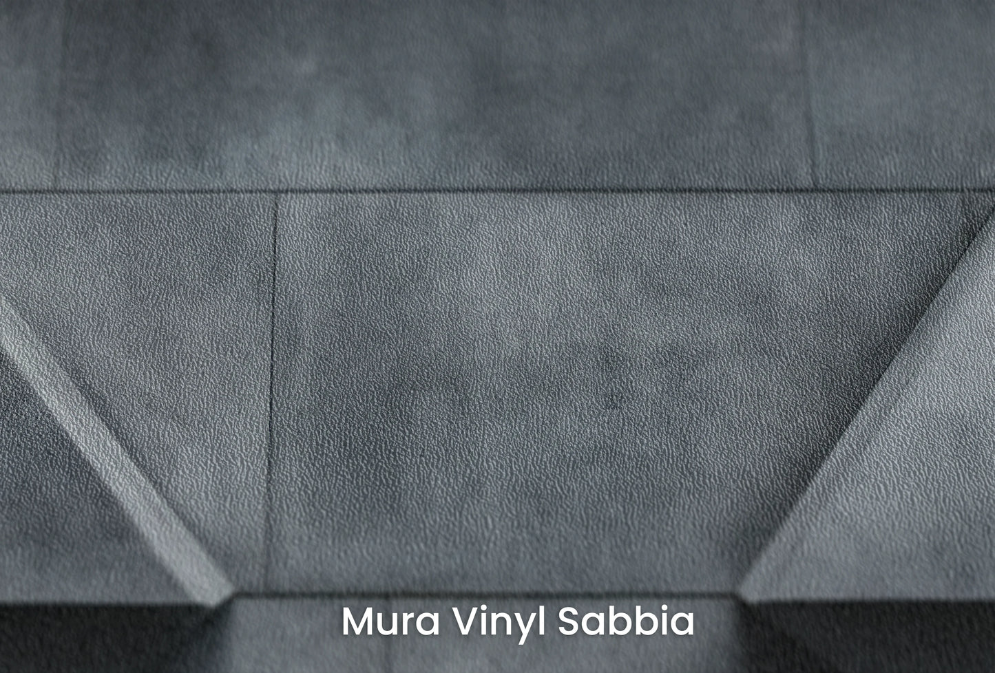 Zbliżenie na artystyczną fototapetę o nazwie Geometric Shadows na podłożu Mura Vinyl Sabbia struktura grubego ziarna piasku.
