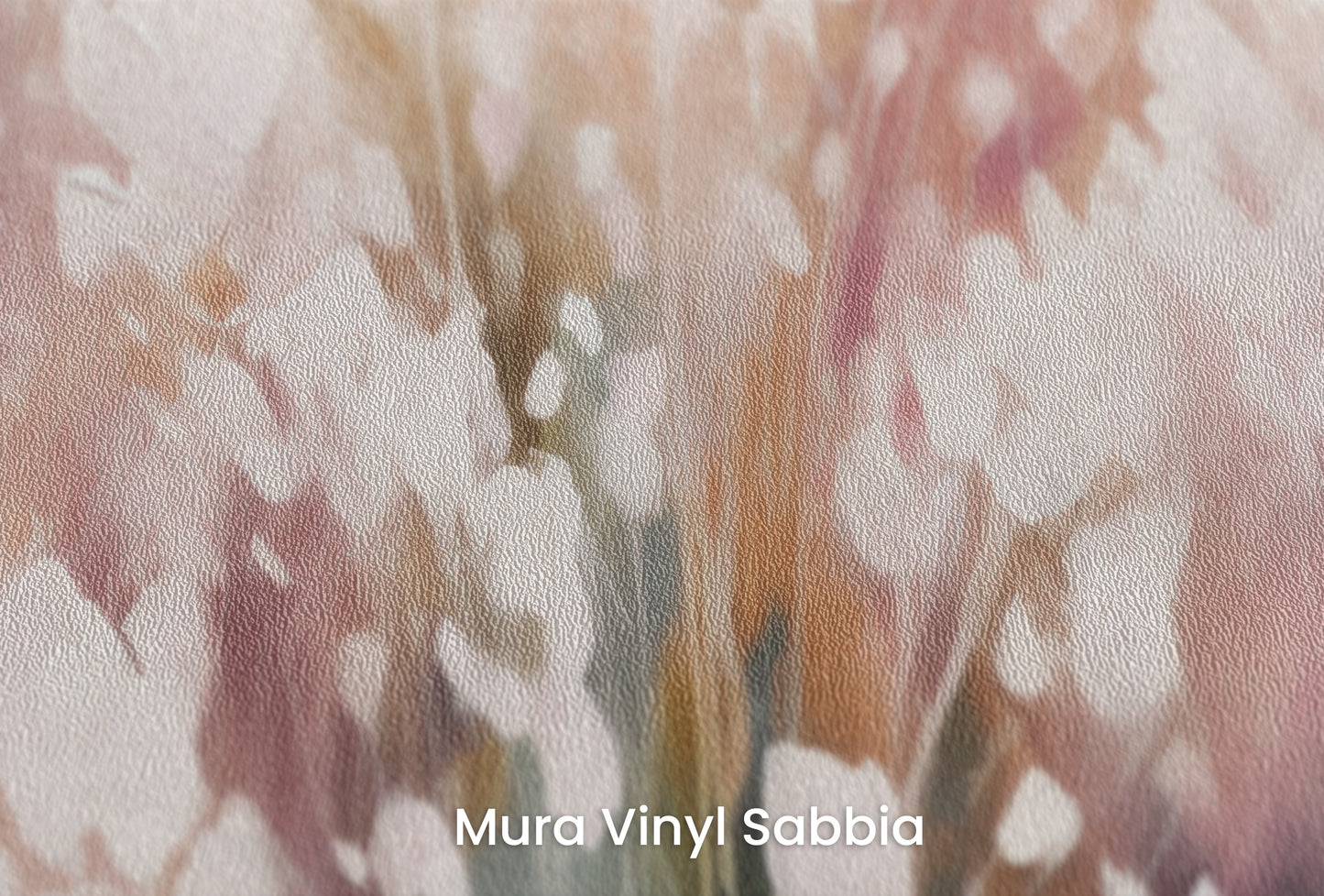Zbliżenie na artystyczną fototapetę o nazwie Ethereal White Blossom na podłożu Mura Vinyl Sabbia struktura grubego ziarna piasku.