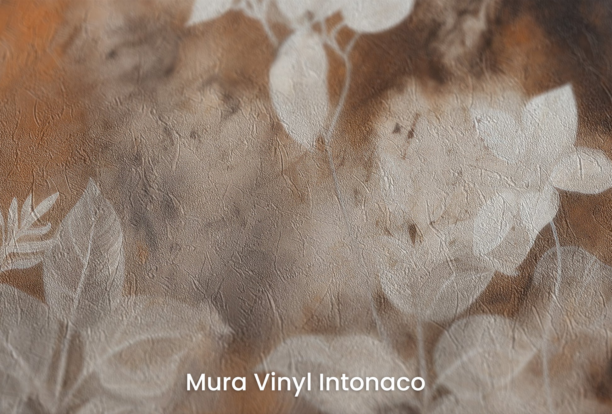 Zbliżenie na artystyczną fototapetę o nazwie Mystic Garden Silhouettes na podłożu Mura Vinyl Intonaco - struktura tartego tynku.