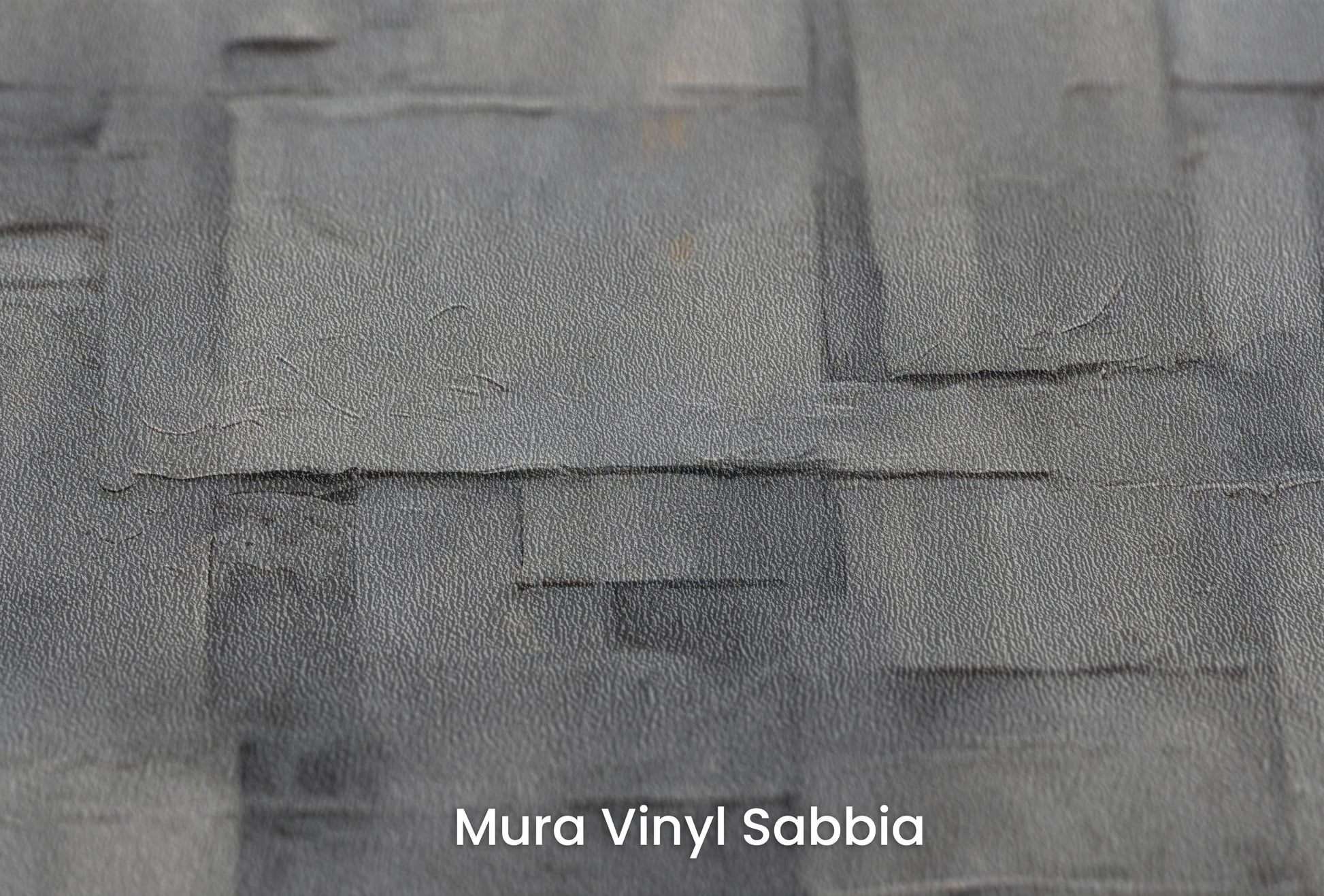 Zbliżenie na artystyczną fototapetę o nazwie Urban Cubism na podłożu Mura Vinyl Sabbia struktura grubego ziarna piasku.