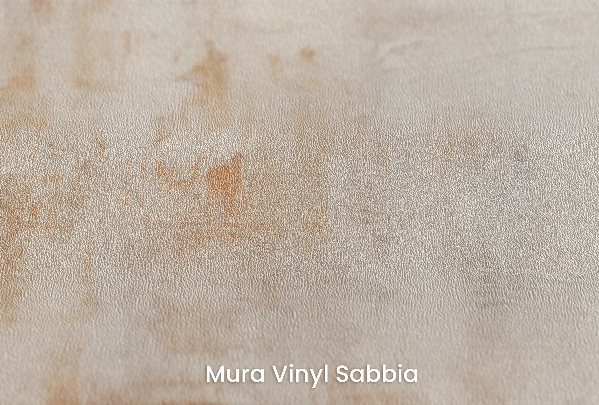 Zbliżenie na artystyczną fototapetę o nazwie Warm Minimalism na podłożu Mura Vinyl Sabbia struktura grubego ziarna piasku.