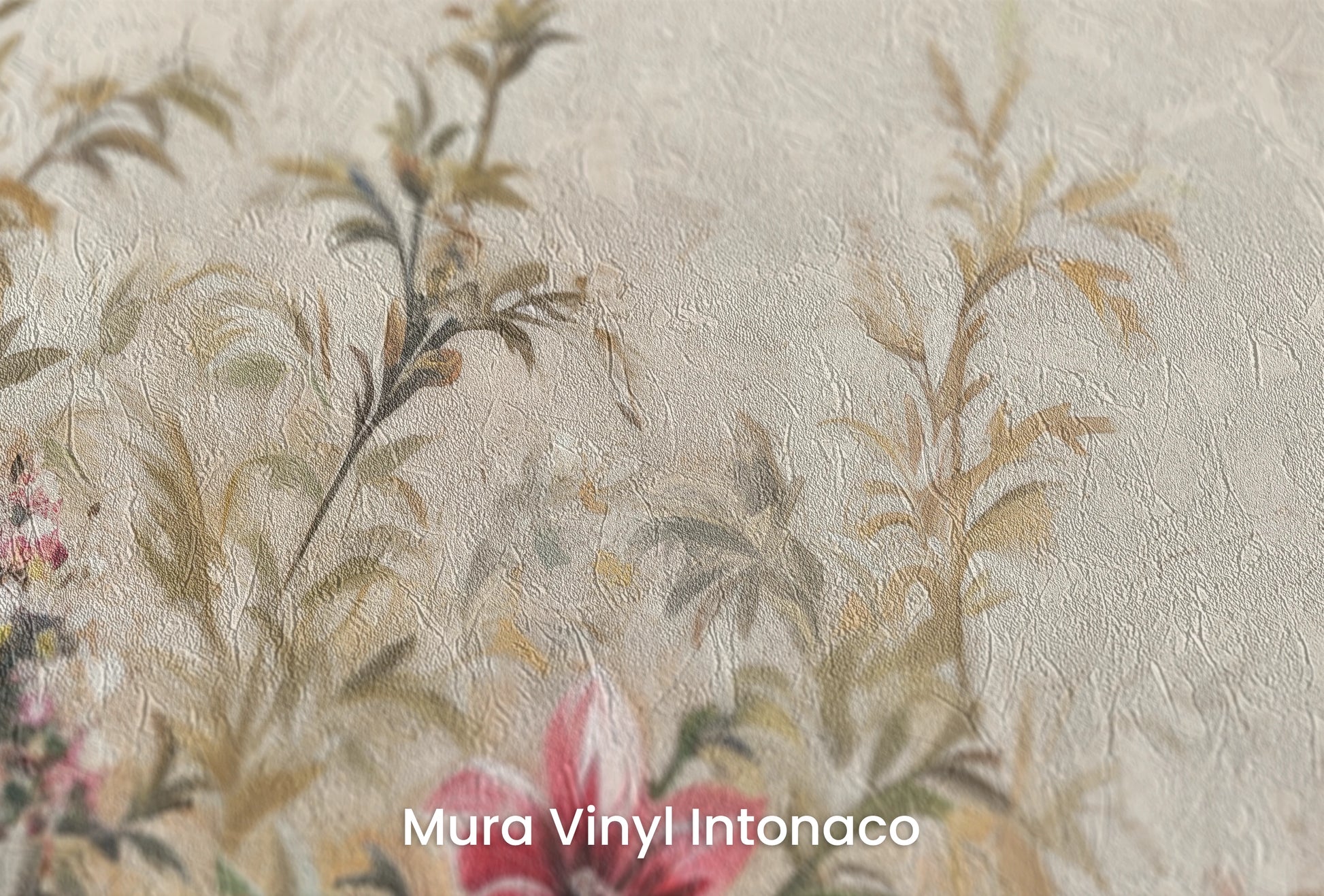 Zbliżenie na artystyczną fototapetę o nazwie Antique Florals na podłożu Mura Vinyl Intonaco - struktura tartego tynku.