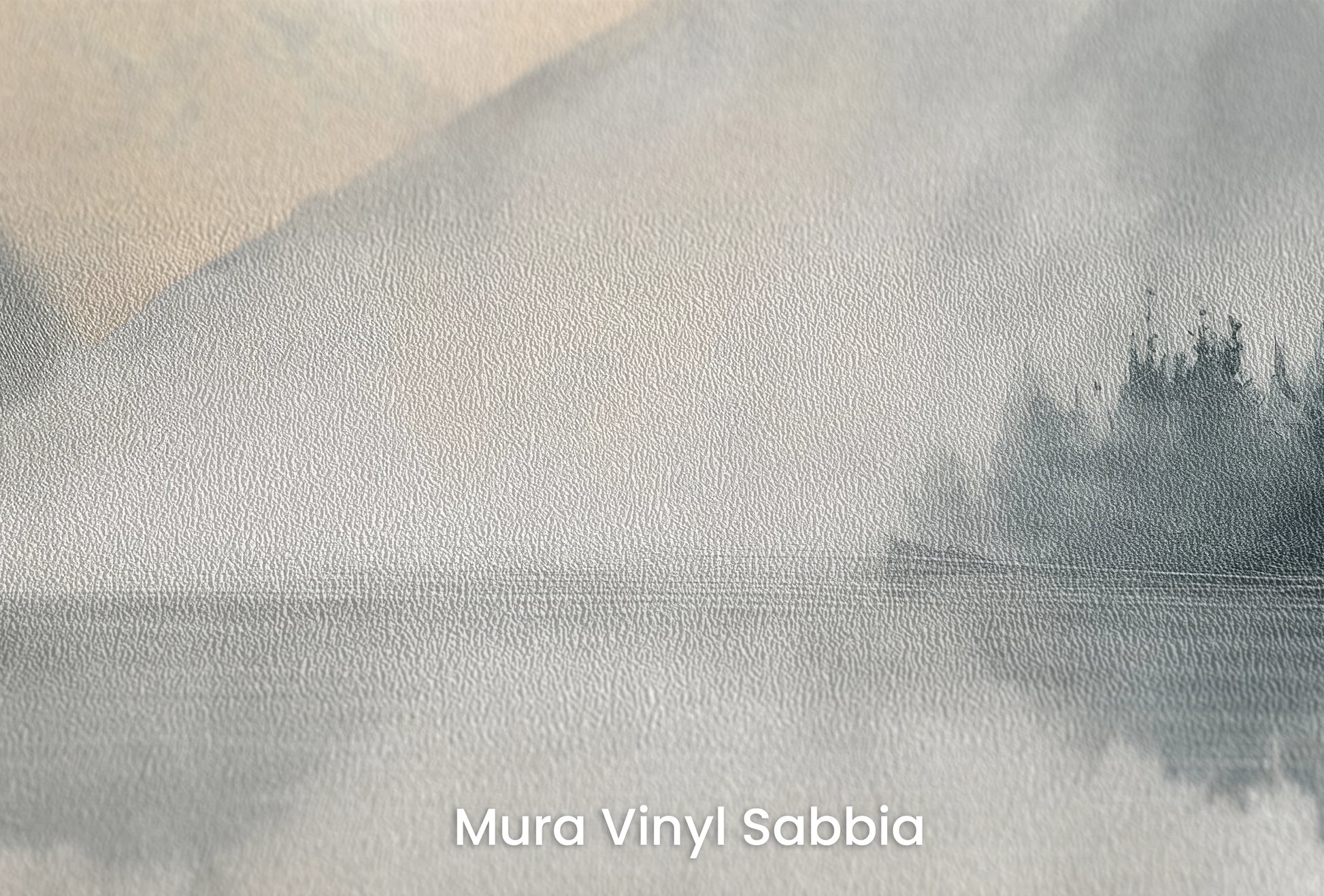 Zbliżenie na artystyczną fototapetę o nazwie Taniec Mgieł na podłożu Mura Vinyl Sabbia struktura grubego ziarna piasku.