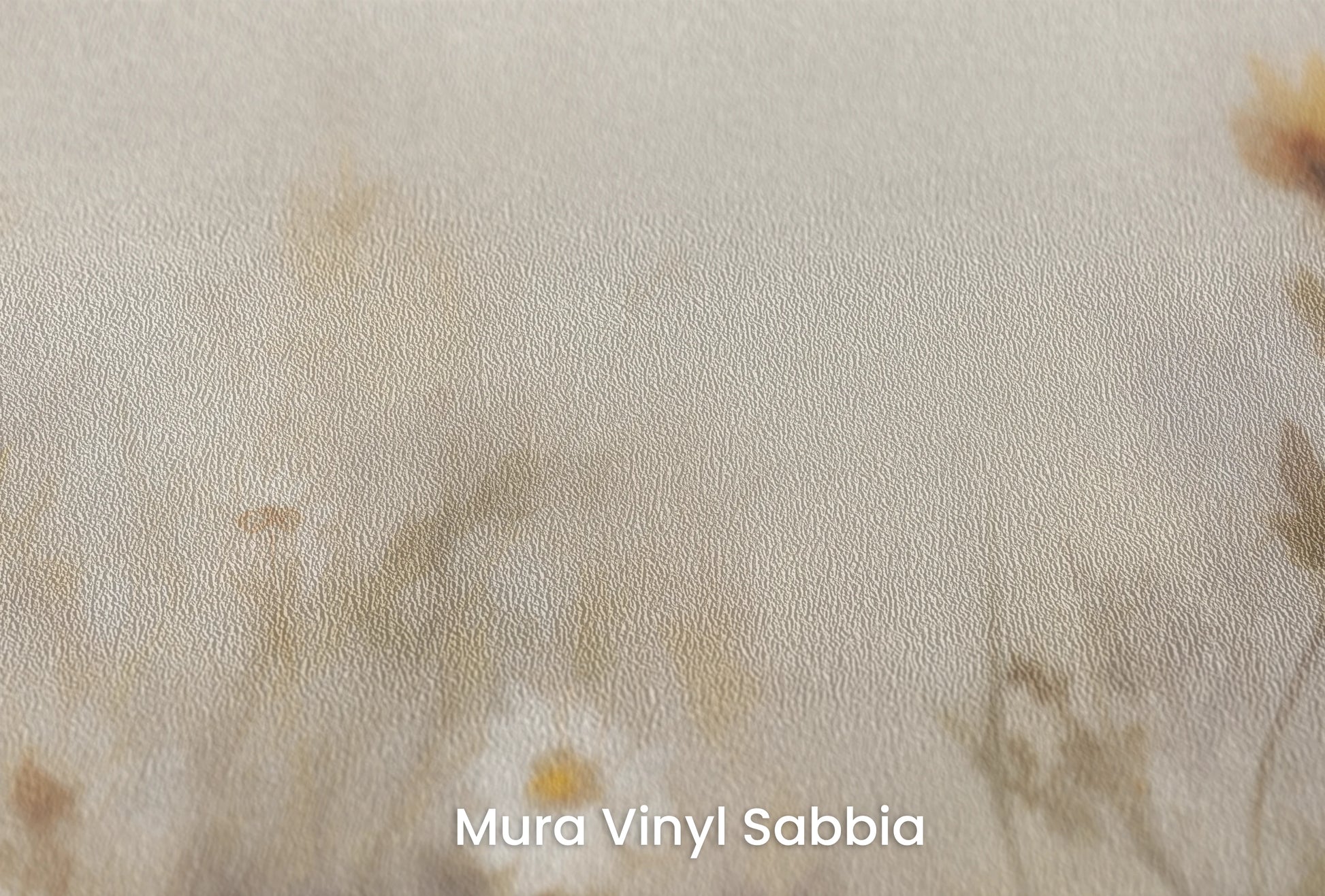 Zbliżenie na artystyczną fototapetę o nazwie Misty Daisies na podłożu Mura Vinyl Sabbia struktura grubego ziarna piasku.