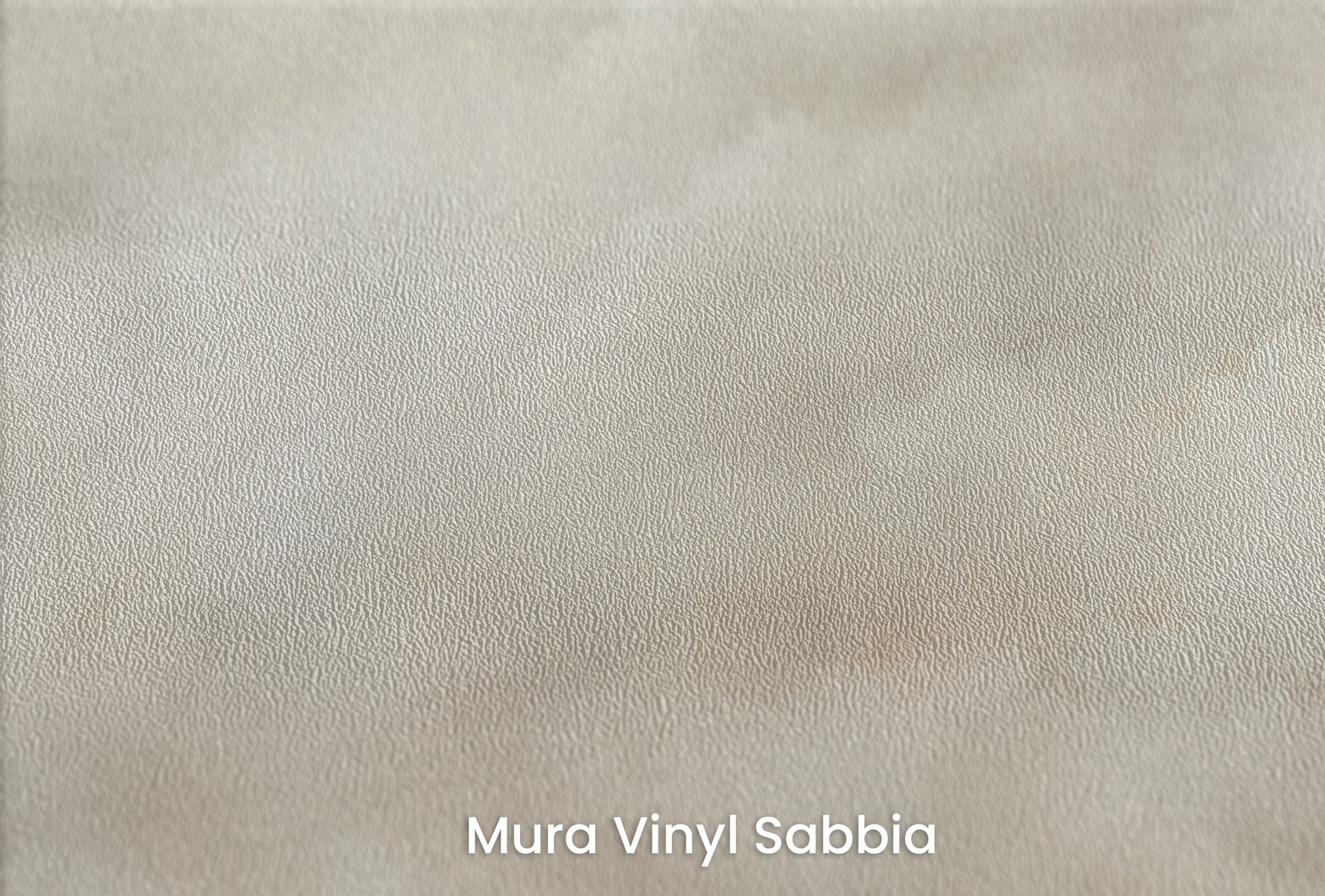 Zbliżenie na artystyczną fototapetę o nazwie CLOUDS OF SERENITY CANVAS na podłożu Mura Vinyl Sabbia struktura grubego ziarna piasku.