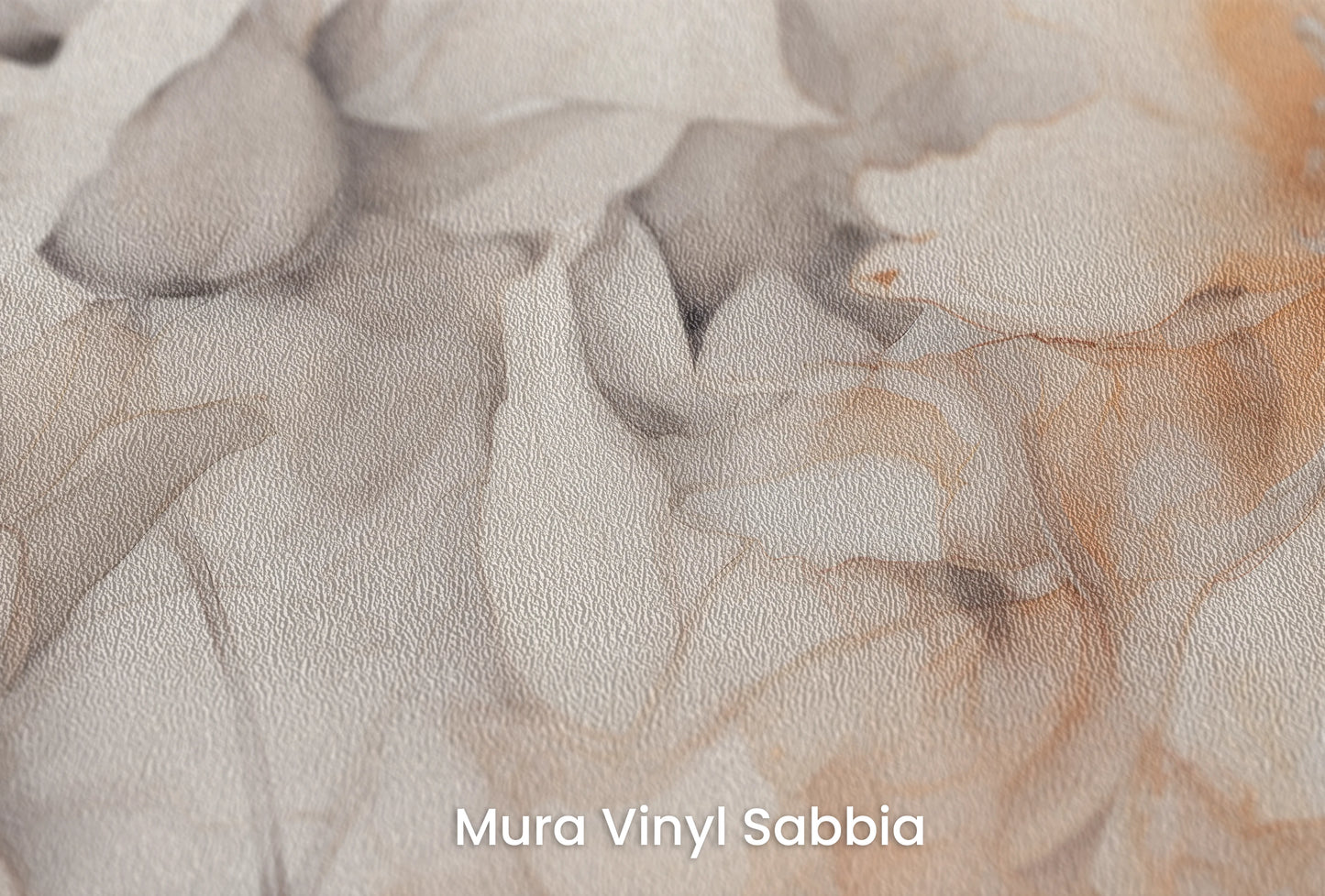Zbliżenie na artystyczną fototapetę o nazwie Neutral Florals na podłożu Mura Vinyl Sabbia struktura grubego ziarna piasku.