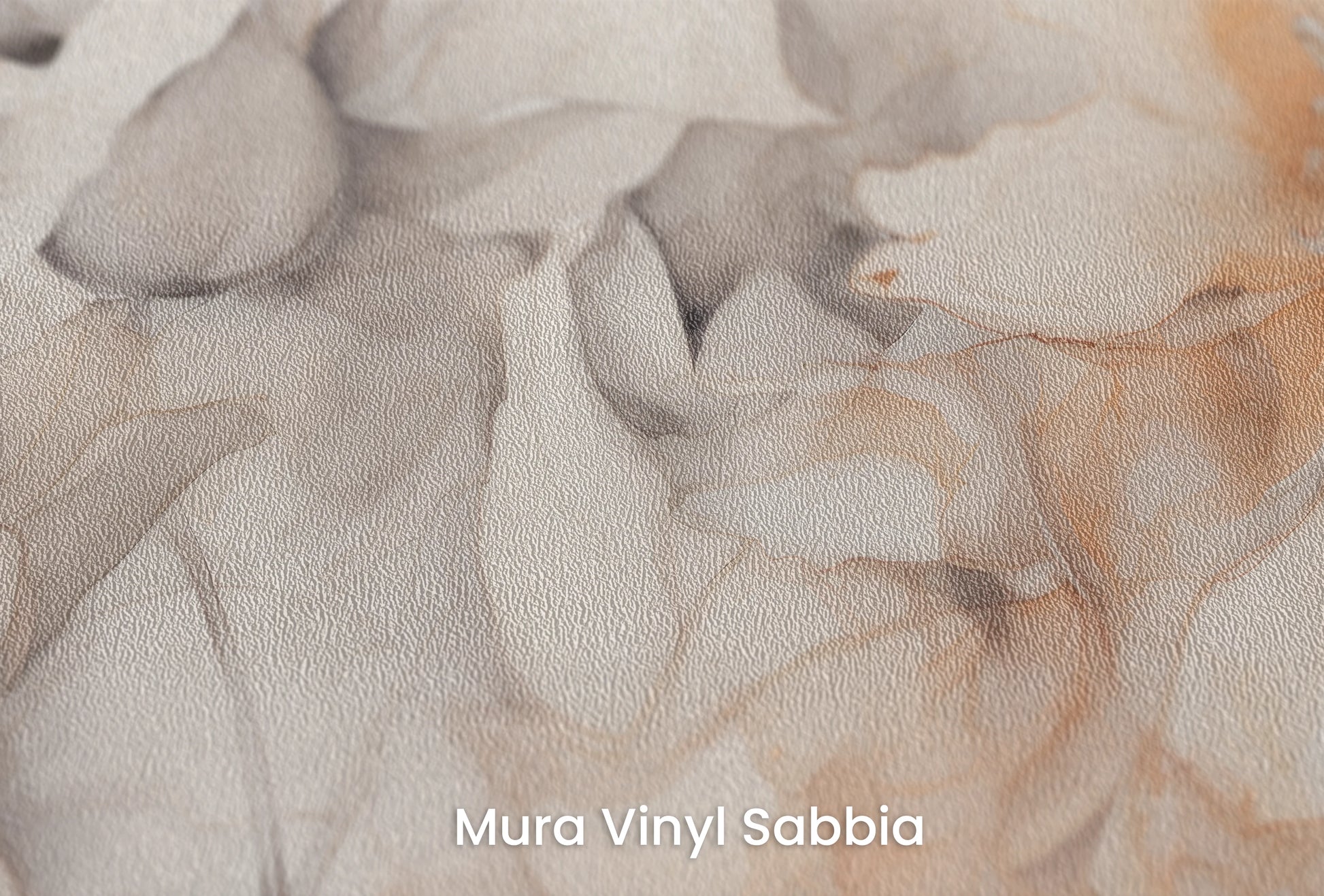 Zbliżenie na artystyczną fototapetę o nazwie Neutral Florals na podłożu Mura Vinyl Sabbia struktura grubego ziarna piasku.