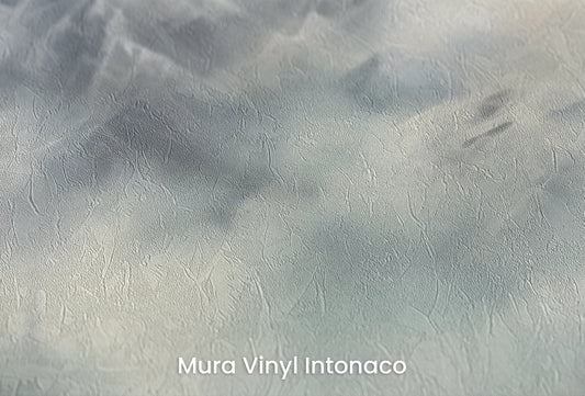 Zbliżenie na artystyczną fototapetę o nazwie Whispering Pines na podłożu Mura Vinyl Intonaco - struktura tartego tynku.
