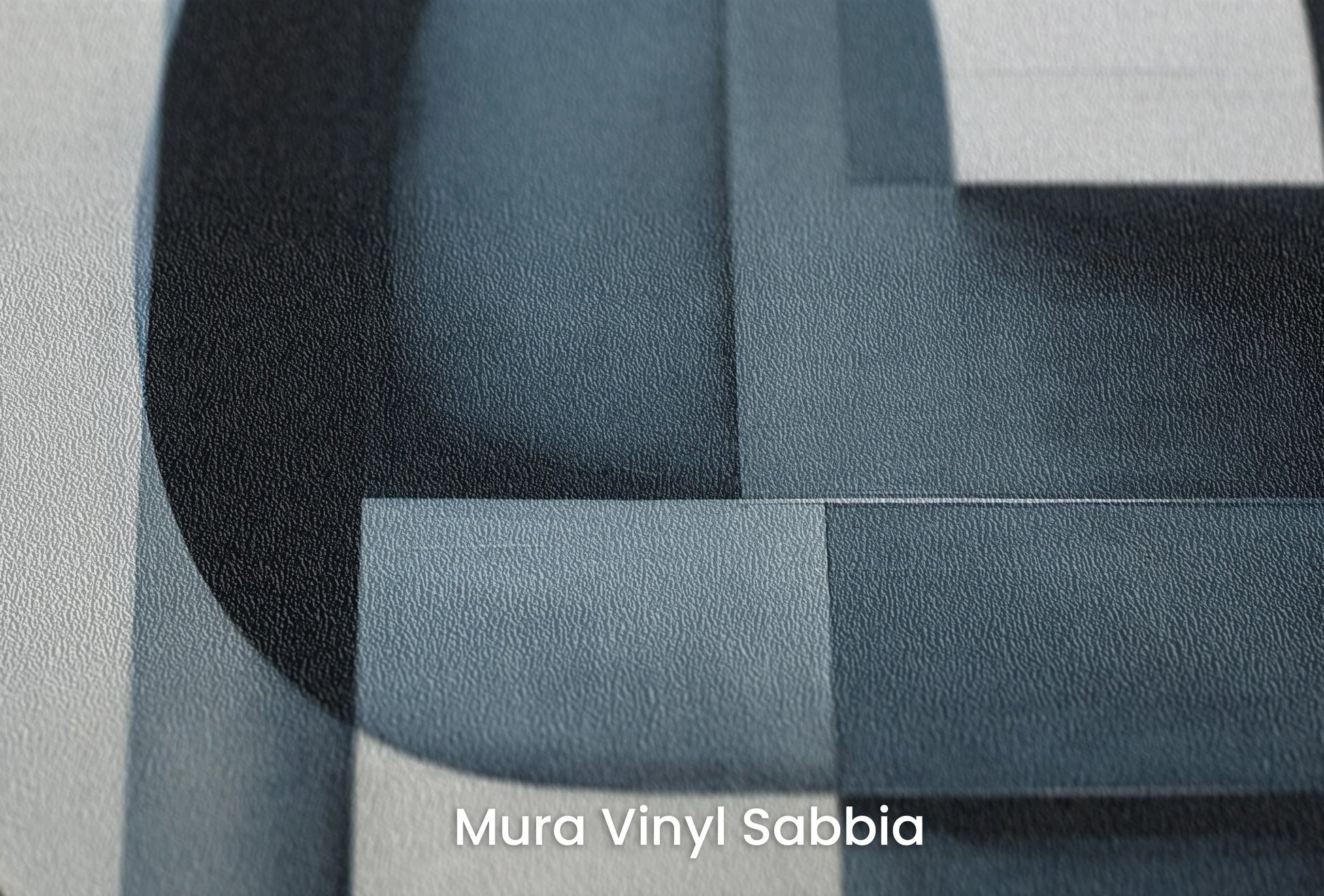 Zbliżenie na artystyczną fototapetę o nazwie Monochromatic Curvature na podłożu Mura Vinyl Sabbia struktura grubego ziarna piasku.