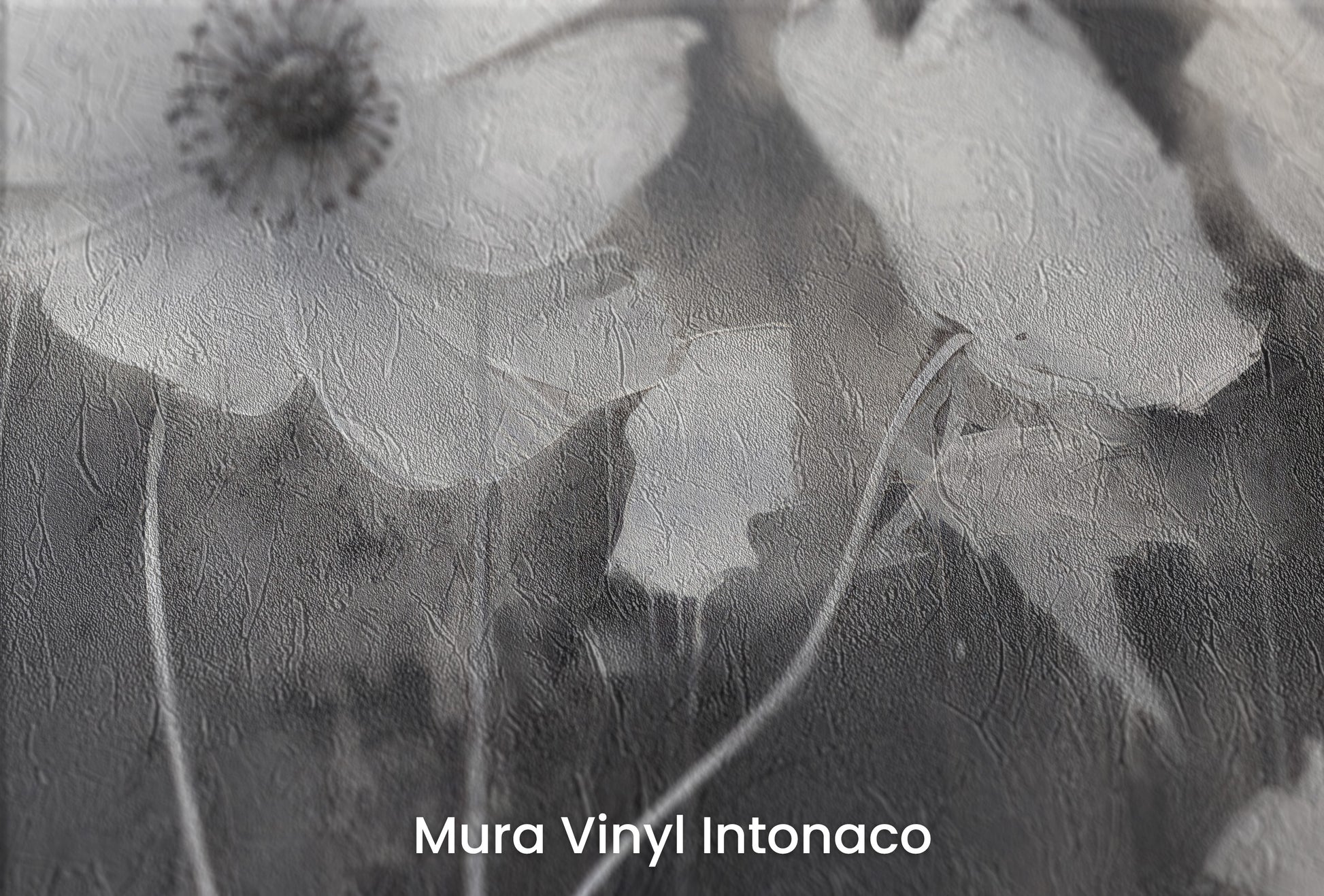 Zbliżenie na artystyczną fototapetę o nazwie NOCTURNAL BLOOMS na podłożu Mura Vinyl Intonaco - struktura tartego tynku.