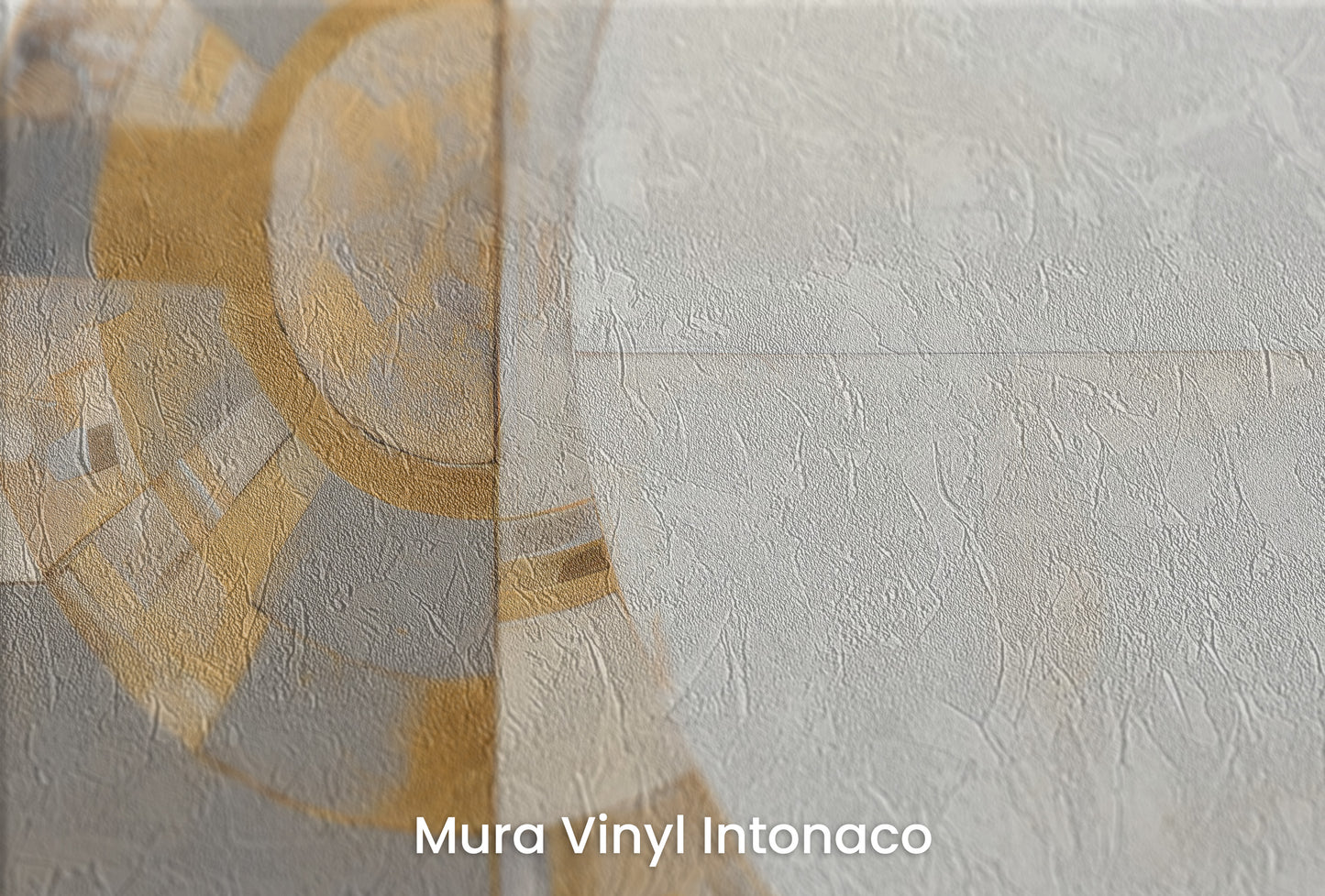 Zbliżenie na artystyczną fototapetę o nazwie GOLDEN AXIS SYMMETRY na podłożu Mura Vinyl Intonaco - struktura tartego tynku.