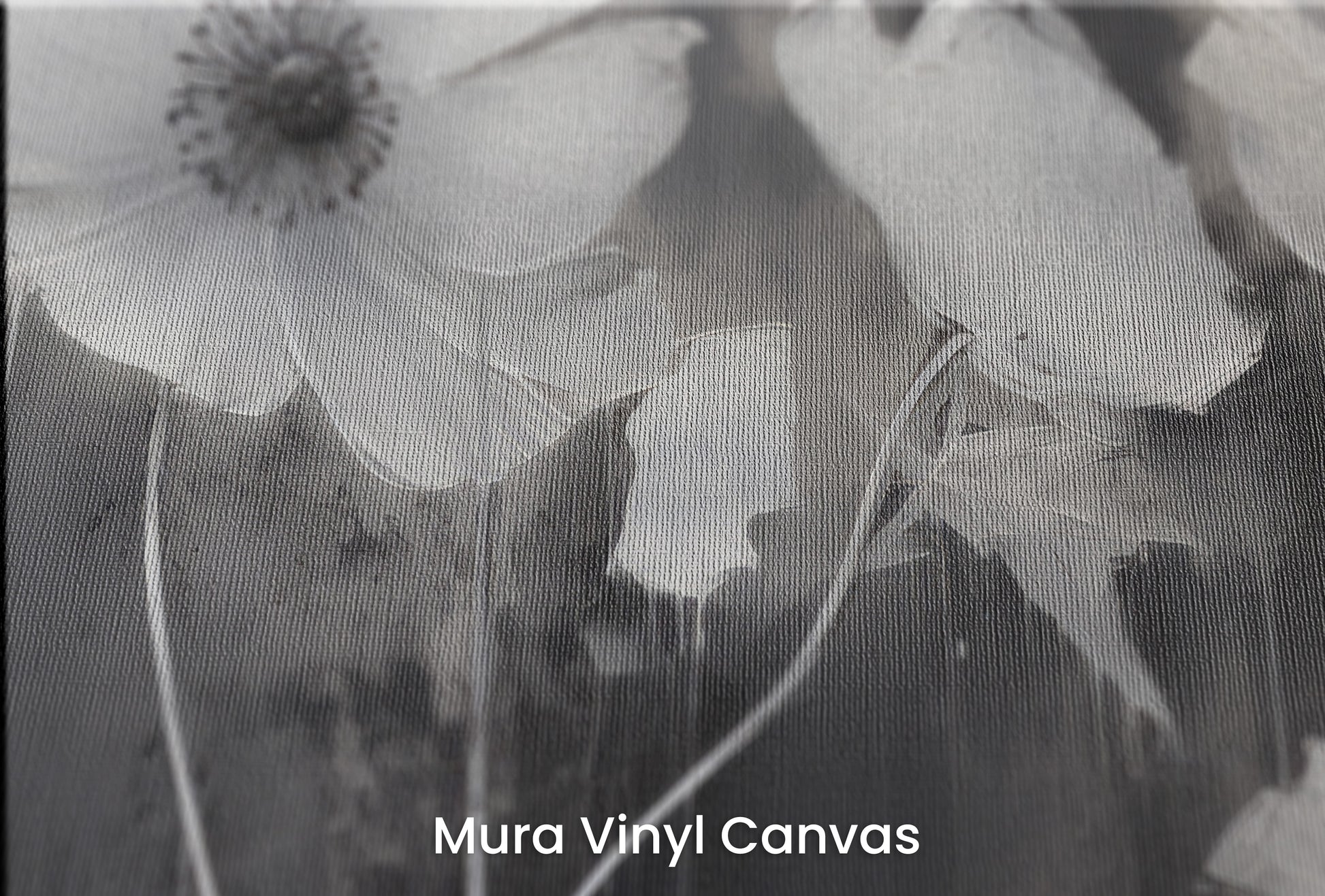 Zbliżenie na artystyczną fototapetę o nazwie NOCTURNAL BLOOMS na podłożu Mura Vinyl Canvas - faktura naturalnego płótna.